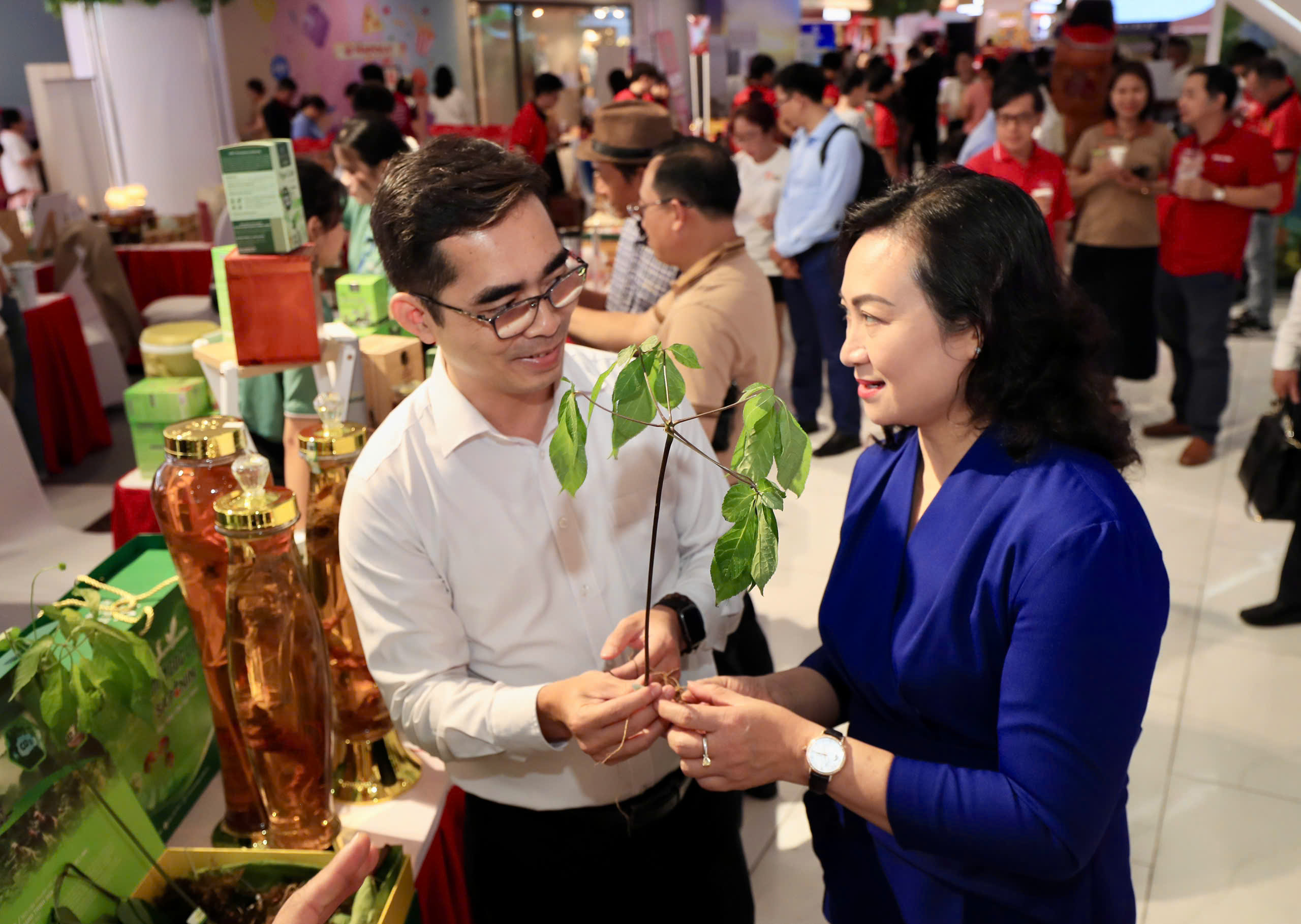 Bà Phan Thị Thắng tham quan gian hàng tại Chương trình "Tôn vinh cà phê, trà Việt" lần 3 - 2025- Ảnh 3.