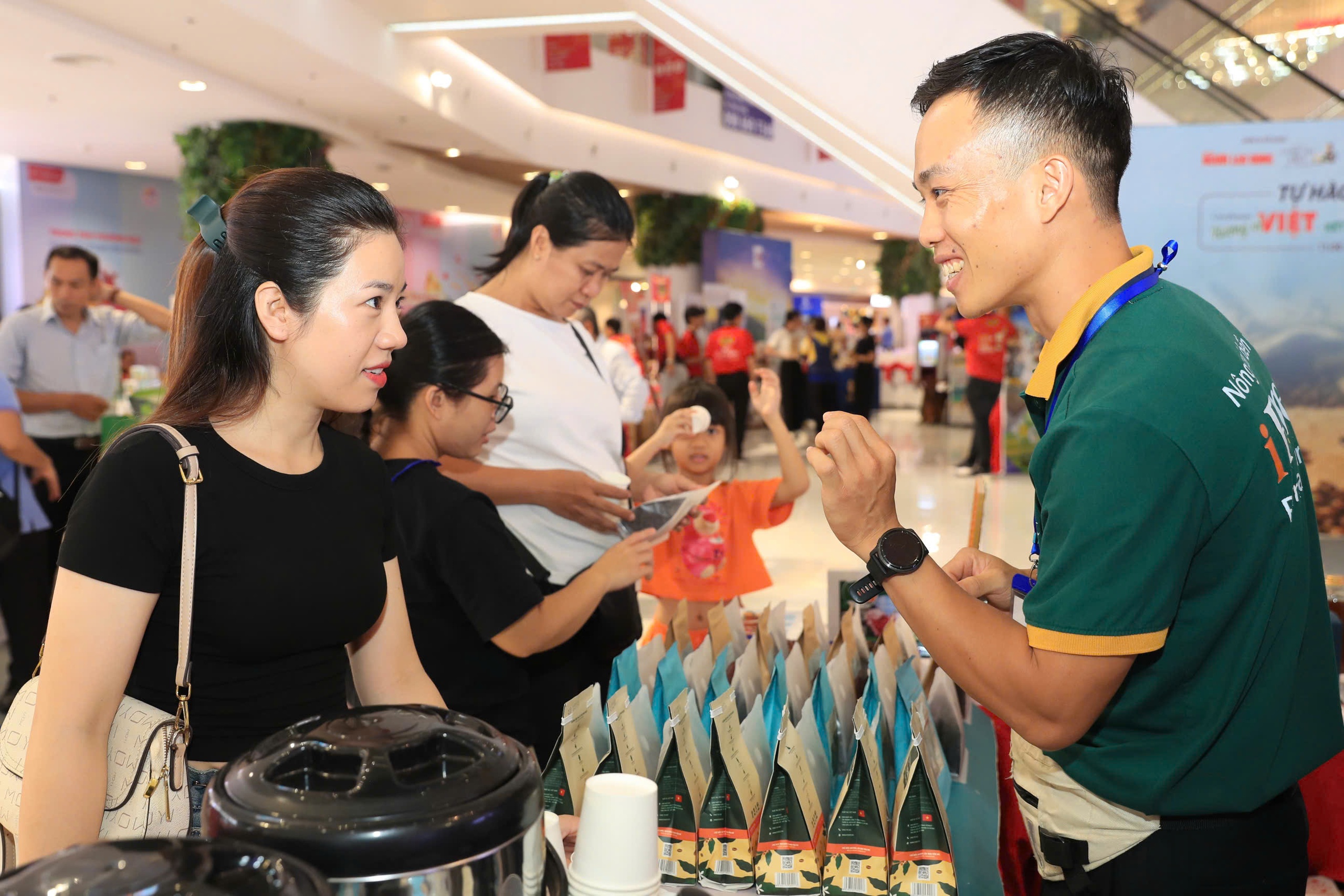 Rộn r&agrave;ng sắc m&agrave;u thương hiệu tại chương tr&igrave;nh "T&ocirc;n vinh c&agrave; ph&ecirc;, tr&agrave; Việt" lần 3 - 2025 - Ảnh 11.