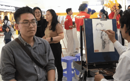 Họa sĩ Lê Sa Long hút khách tại Lễ hội Tôn vinh Cà phê - Trà Việt 2026 - Ảnh 10.