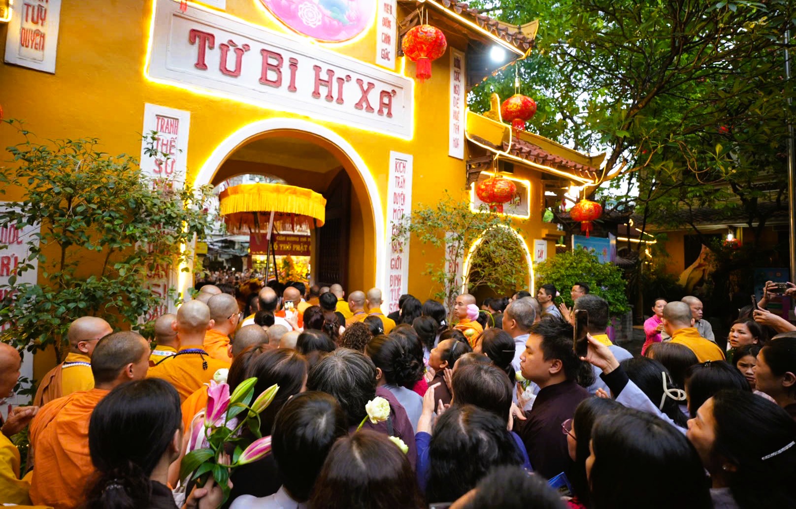 Người d&acirc;n đổ về ch&ugrave;a Tam Ch&uacute;c chi&ecirc;m b&aacute;i x&aacute; lợi Đức Phật- Ảnh 7.