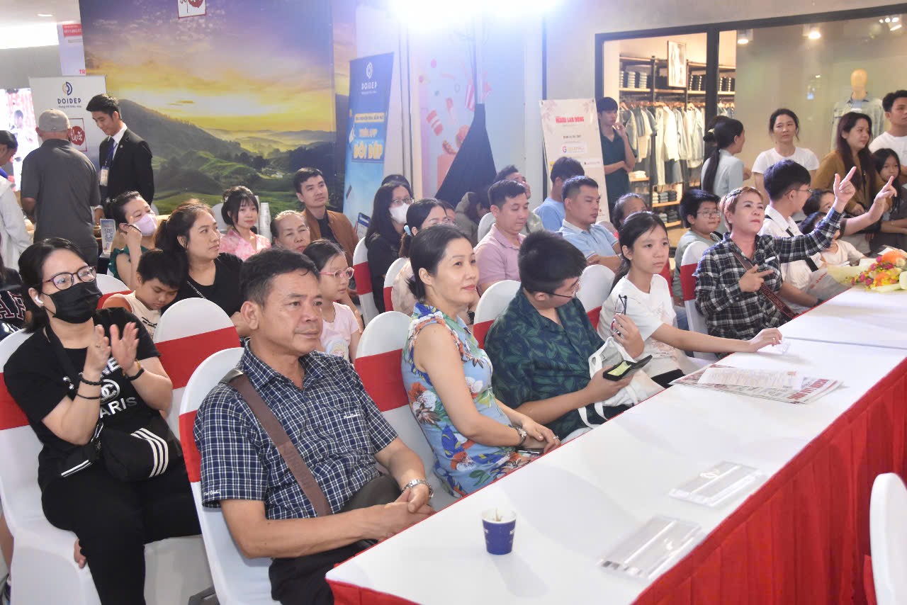 S&ocirc;i nổi c&aacute;c hoạt động giao lưu, giải tr&iacute; tại chương tr&igrave;nh "T&ocirc;n vinh c&agrave; ph&ecirc;, tr&agrave; Việt" - Ảnh 4.