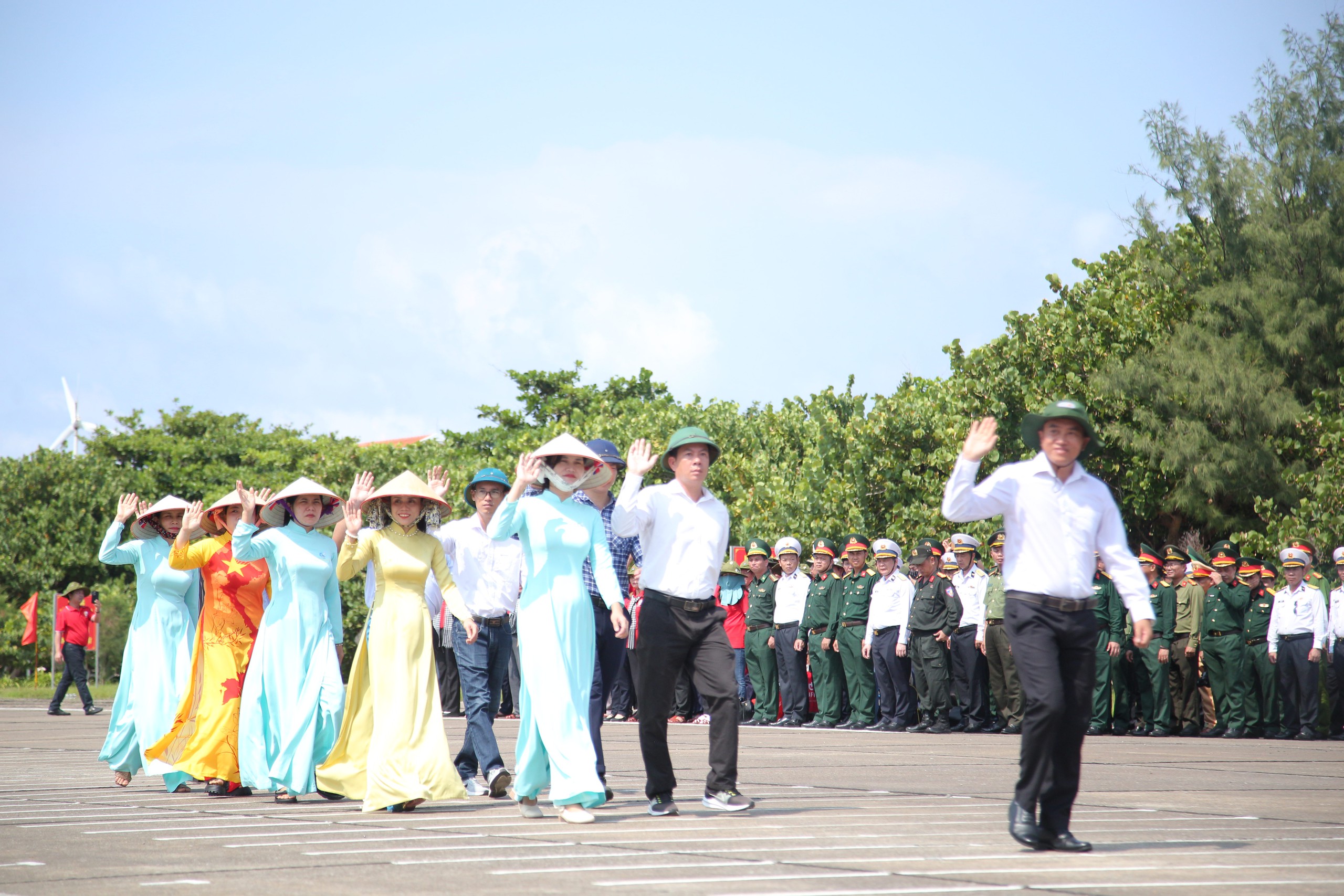TP HCM mang nghĩa tình đến với Trường Sa và nhà giàn DK1 - Ảnh 11.