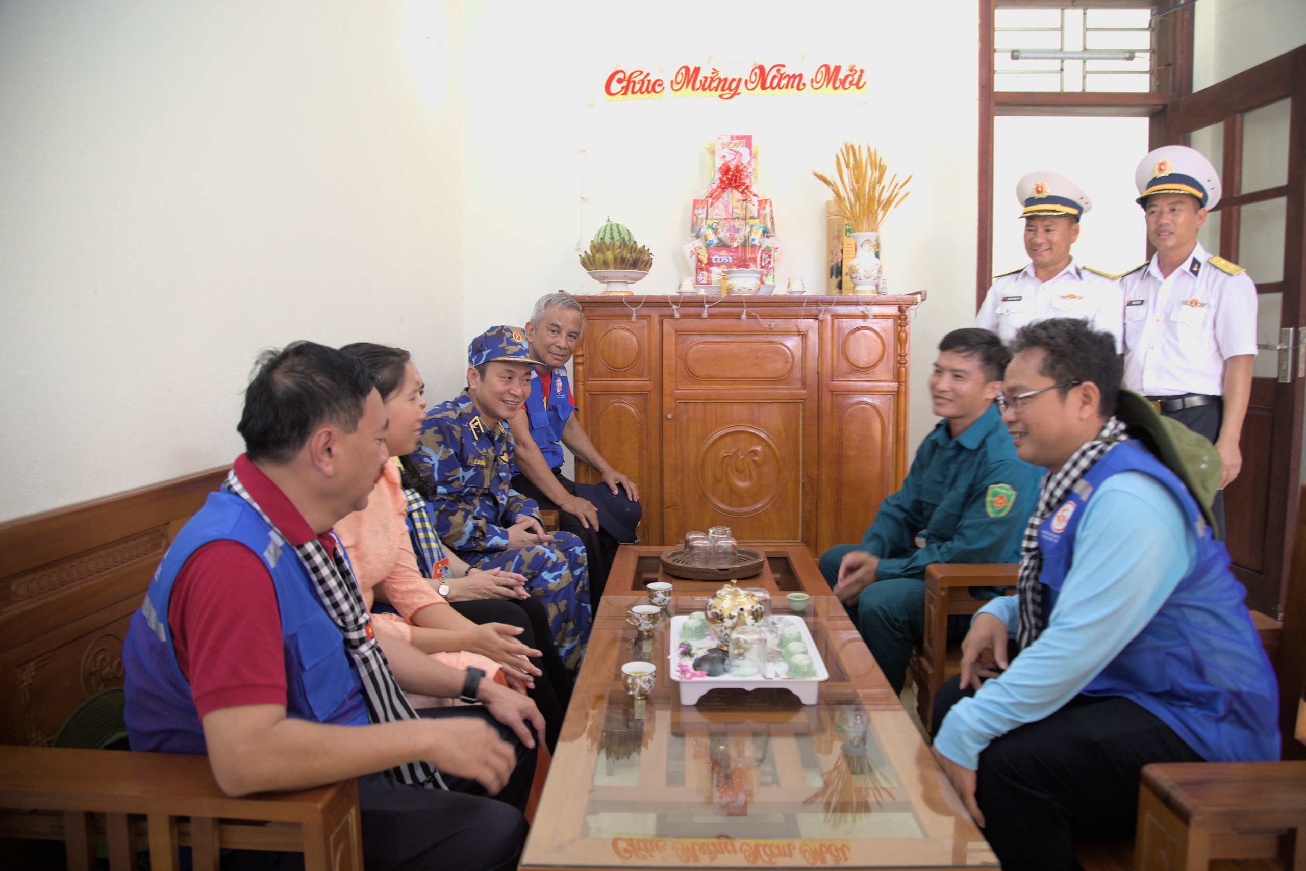 TP HCM mang nghĩa tình đến với Trường Sa và nhà giàn DK1 - Ảnh 3.