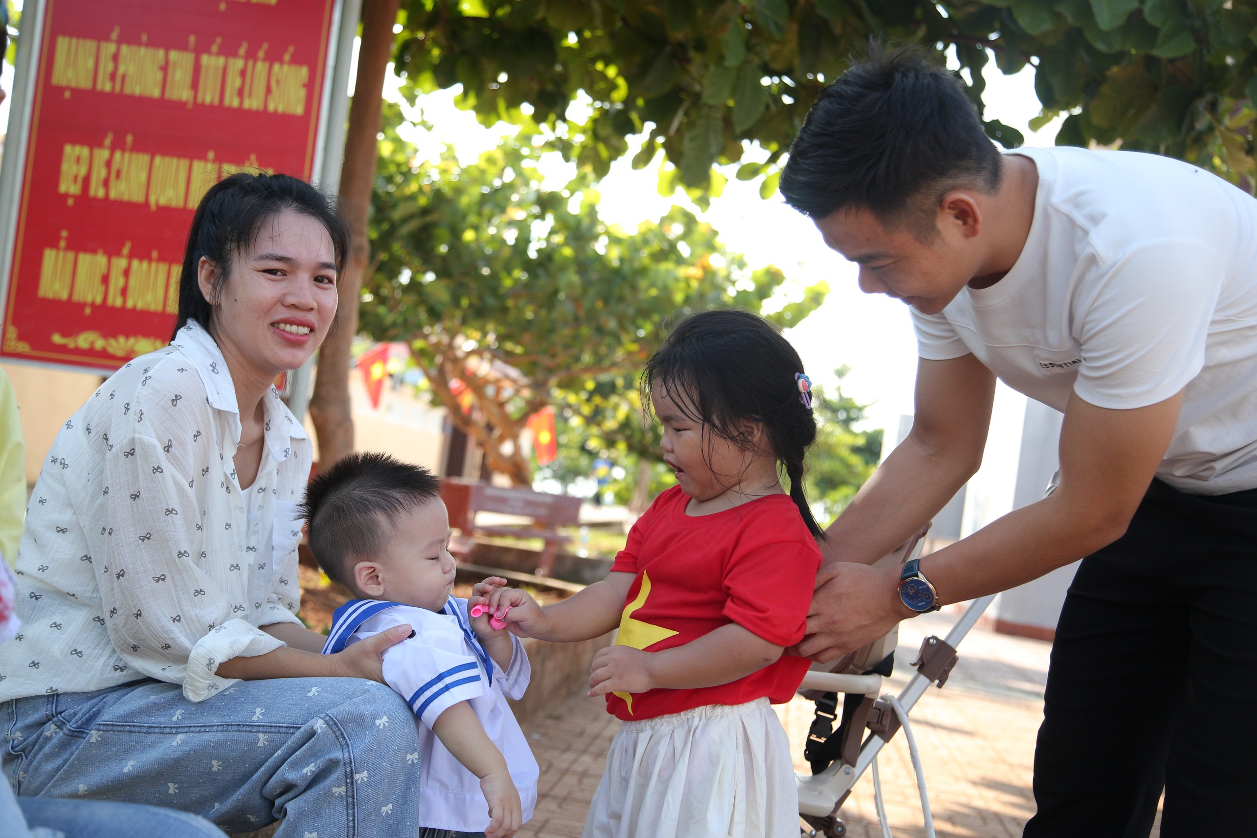 TP HCM mang nghĩa tình đến với Trường Sa và nhà giàn DK1 - Ảnh 14.