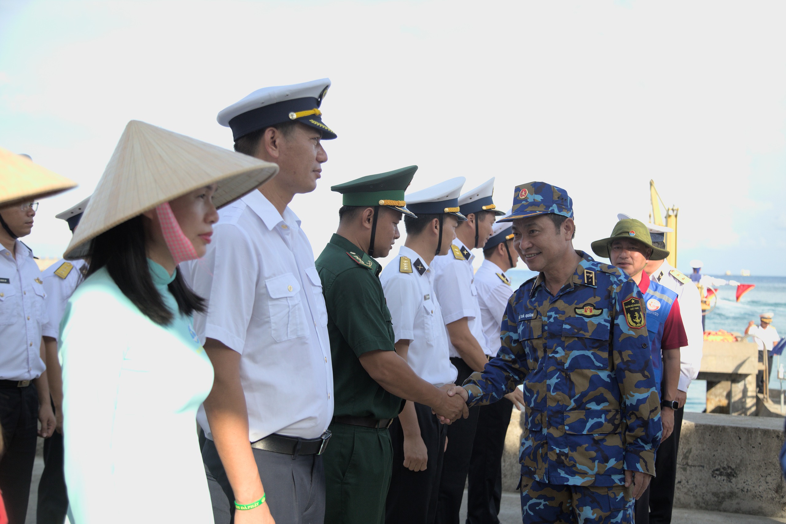 TP HCM mang nghĩa tình đến với Trường Sa và nhà giàn DK1 - Ảnh 2.