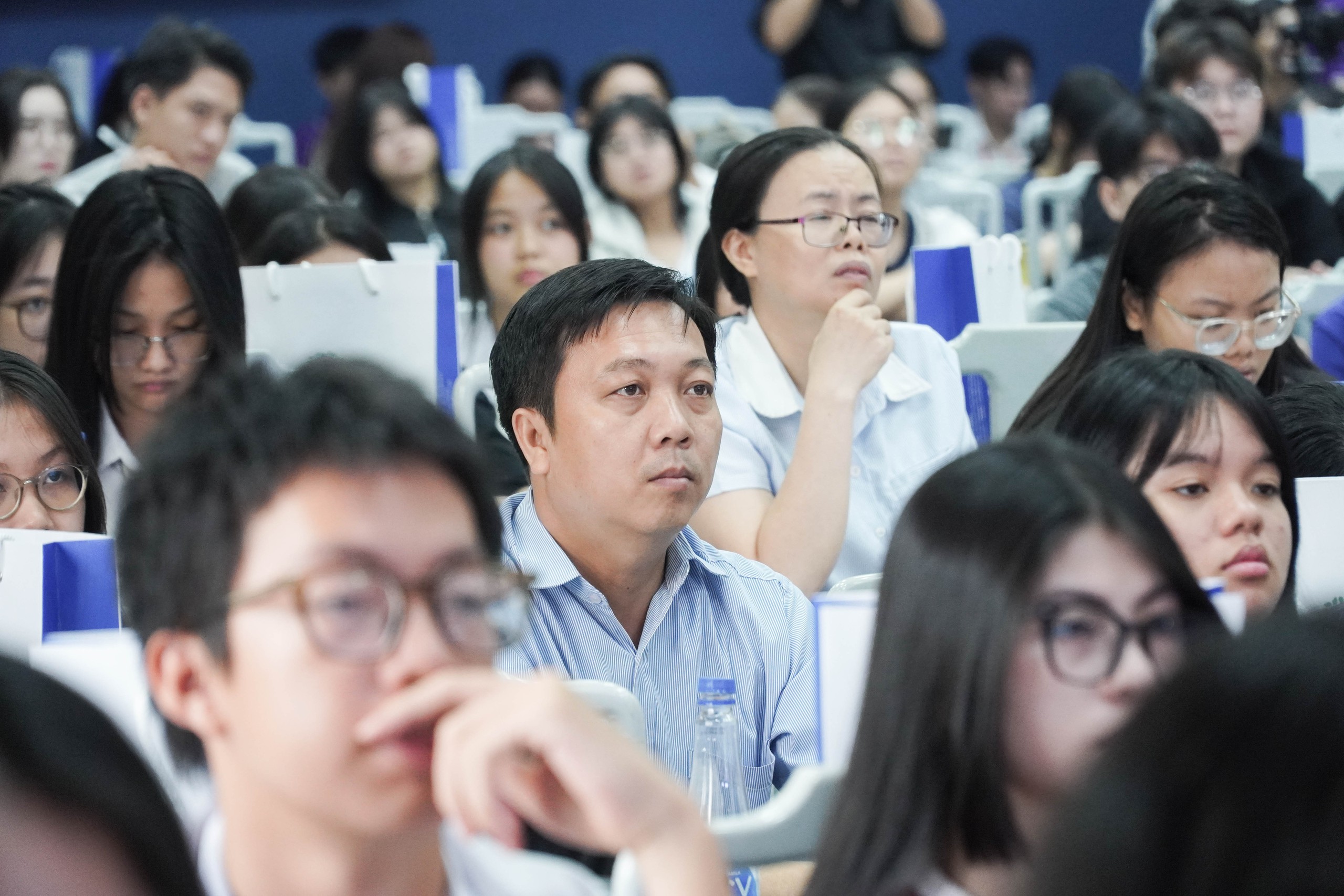 Phụ huynh trải nghiệm 1 ng&agrave;y l&agrave;m sinh vi&ecirc;n c&ugrave;ng con  - Ảnh 6.