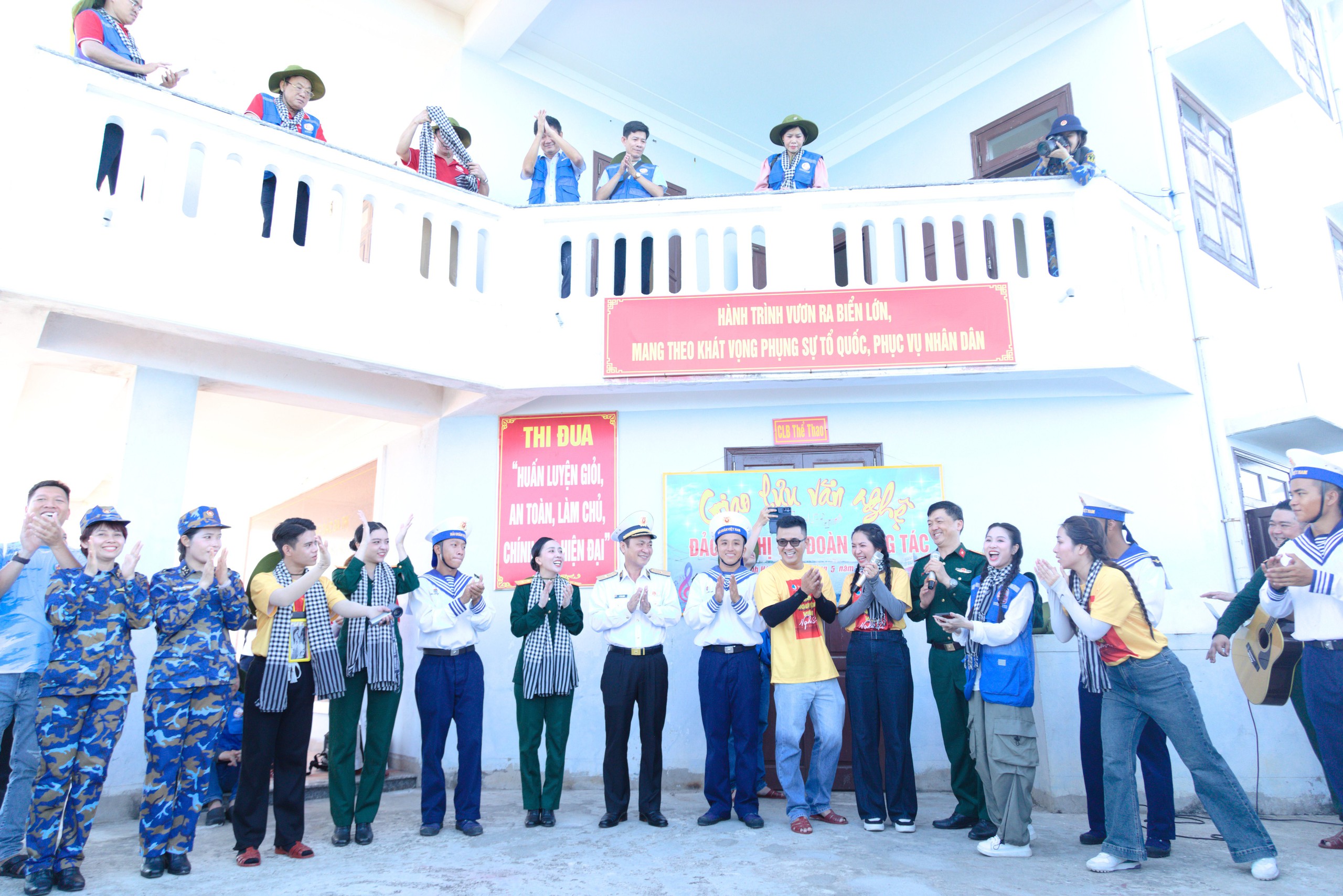 TP HCM mang nghĩa tình đến với Trường Sa và nhà giàn DK1 - Ảnh 16.