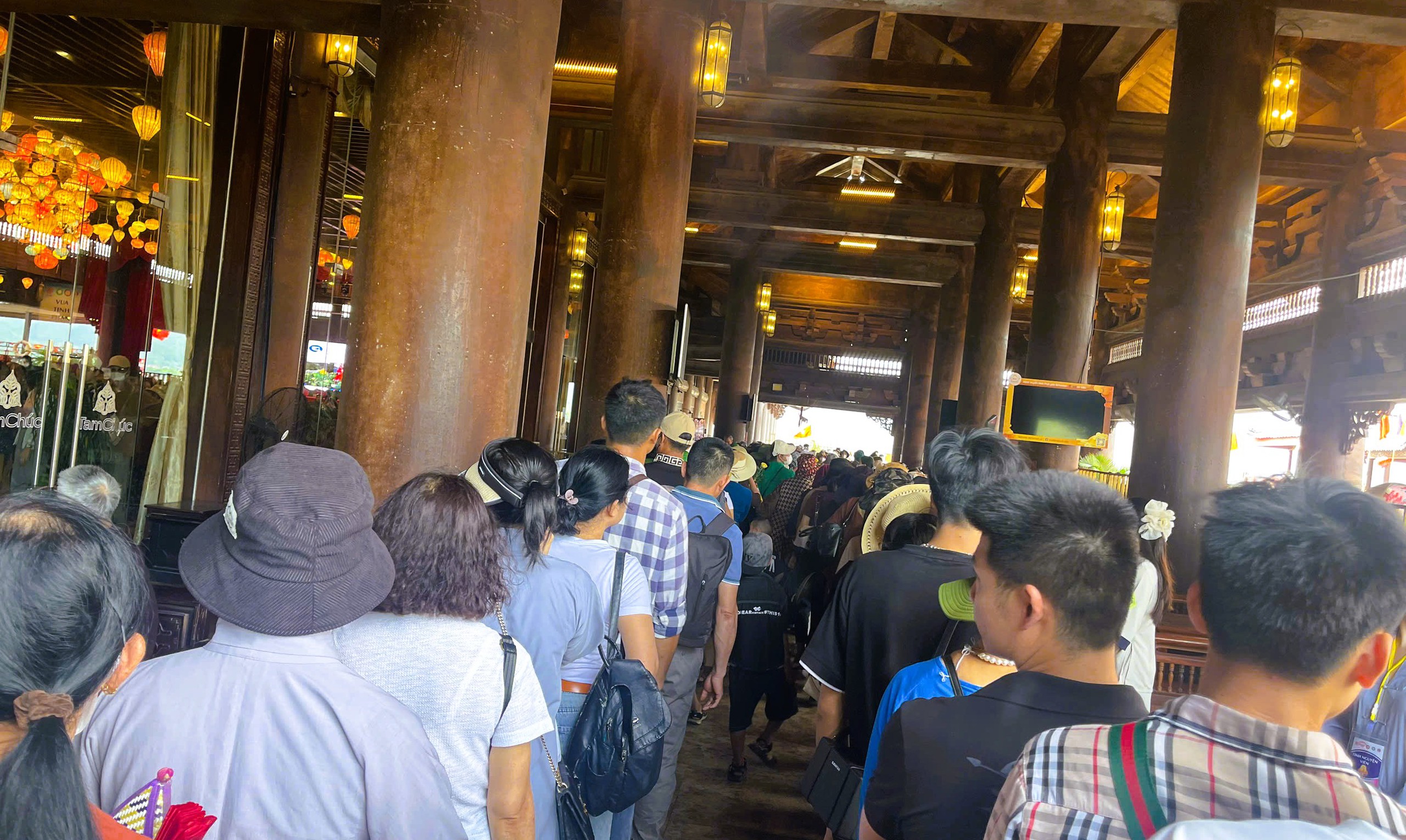 Người d&acirc;n đổ về ch&ugrave;a Tam Ch&uacute;c chi&ecirc;m b&aacute;i x&aacute; lợi Đức Phật- Ảnh 17.