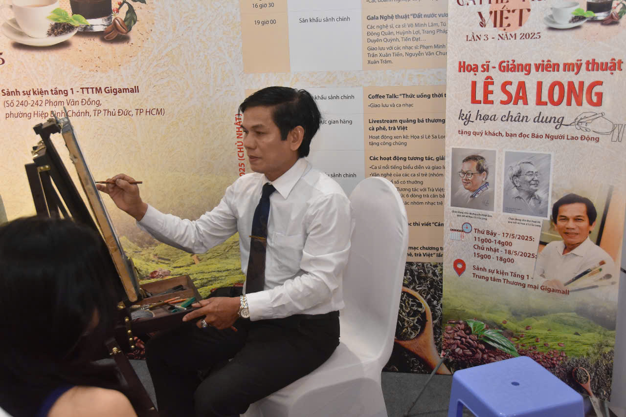 Khách tham quan thích thú nhận ký chân dung miễn phí tại chương trình "Tôn vinh cà phê, trà Việt"- Ảnh 4.