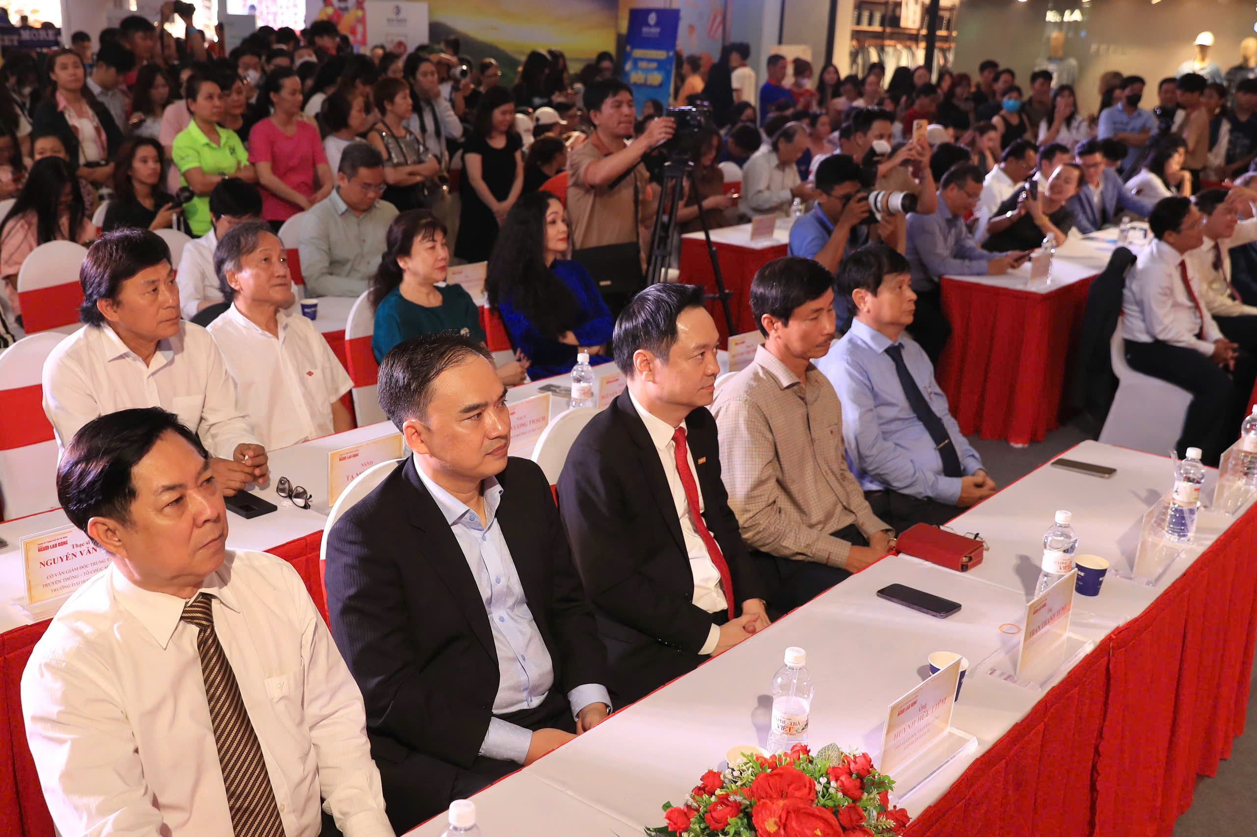 Gala nghệ thuật &ldquo;Đất nước vươn m&igrave;nh&rdquo;: H&ograve;a &acirc;m của những giai điệu tự h&agrave;o v&agrave; t&igrave;nh y&ecirc;u Tổ quốc - Ảnh 4.