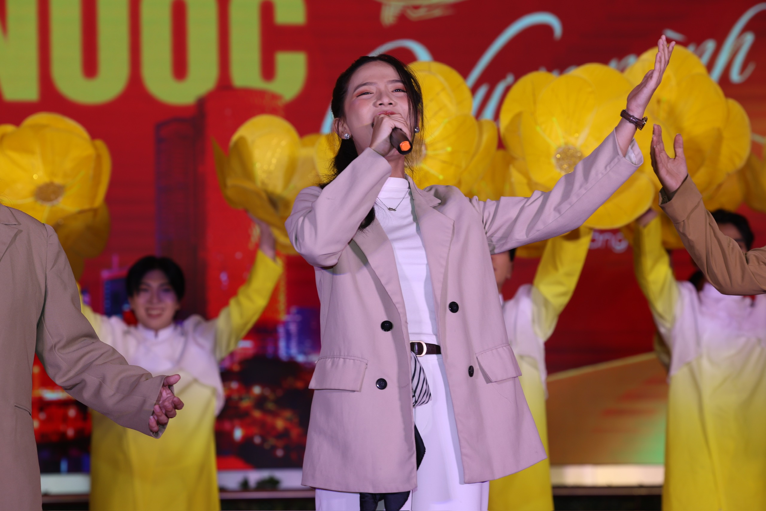 Gala nghệ thuật &ldquo;Đất nước vươn m&igrave;nh&rdquo;: H&ograve;a &acirc;m của những giai điệu tự h&agrave;o v&agrave; t&igrave;nh y&ecirc;u Tổ quốc - Ảnh 9.