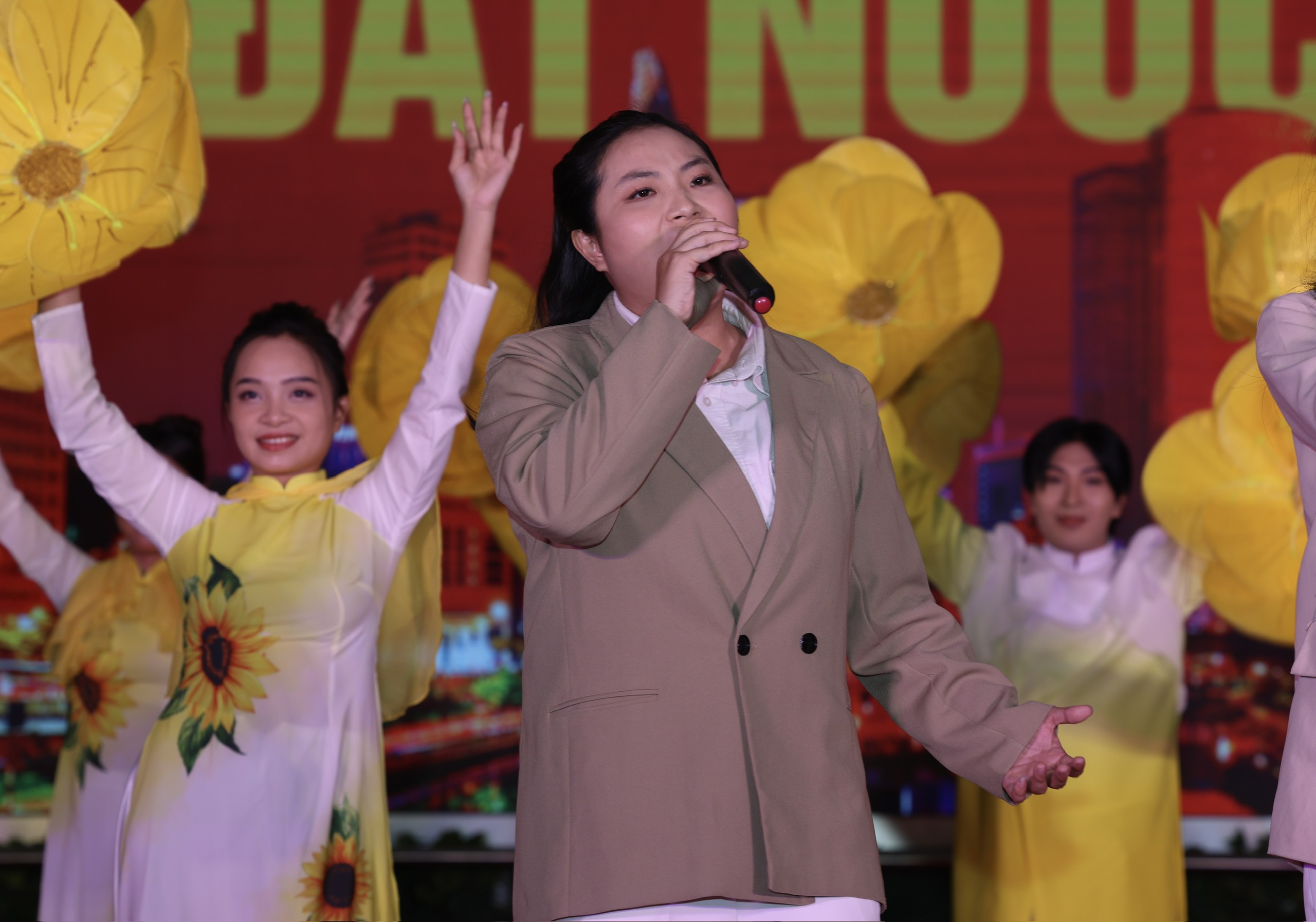 Gala nghệ thuật &ldquo;Đất nước vươn m&igrave;nh&rdquo;: H&ograve;a &acirc;m của những giai điệu tự h&agrave;o v&agrave; t&igrave;nh y&ecirc;u Tổ quốc - Ảnh 10.