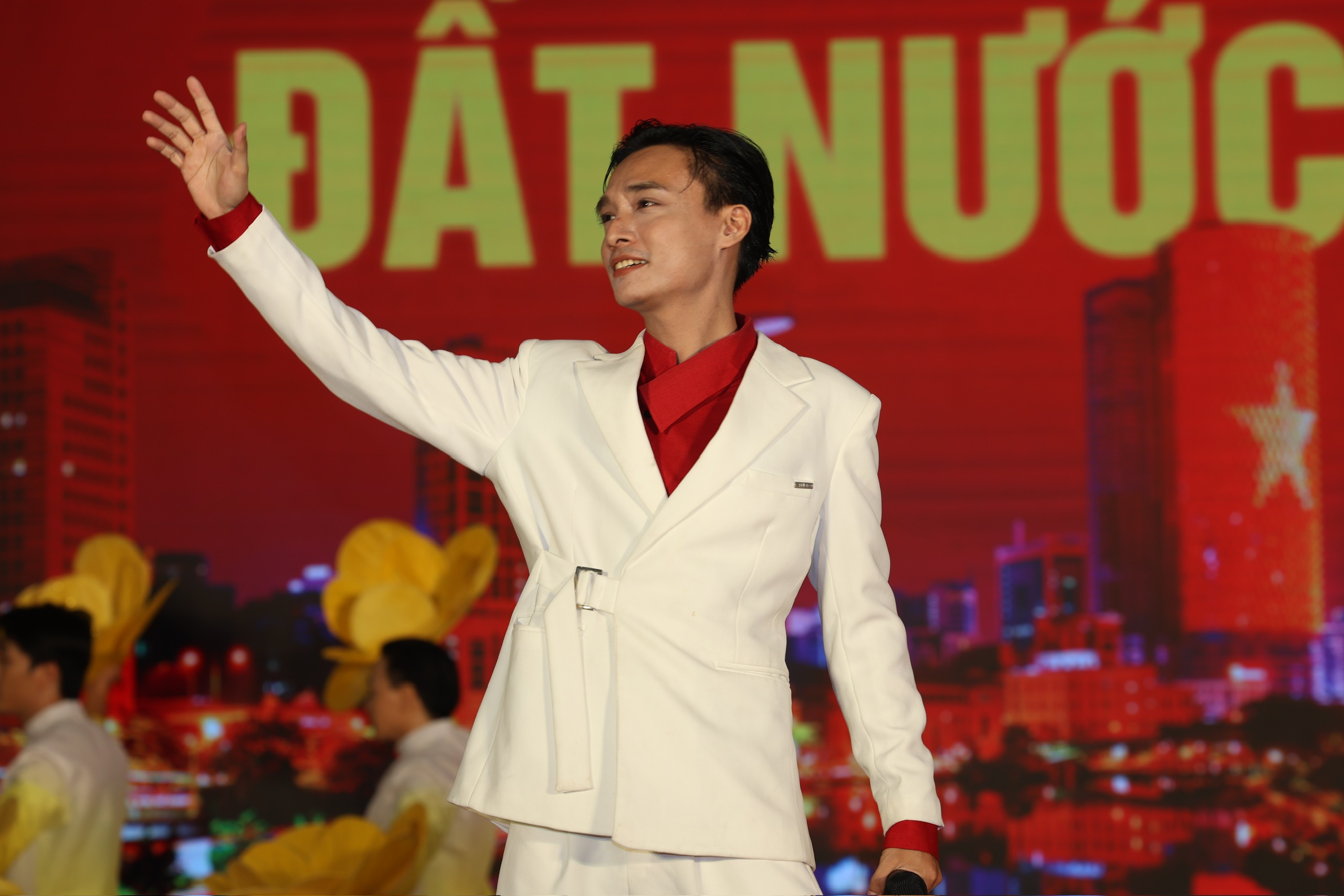 Gala nghệ thuật &ldquo;Đất nước vươn m&igrave;nh&rdquo;: H&ograve;a &acirc;m của những giai điệu tự h&agrave;o v&agrave; t&igrave;nh y&ecirc;u Tổ quốc - Ảnh 11.