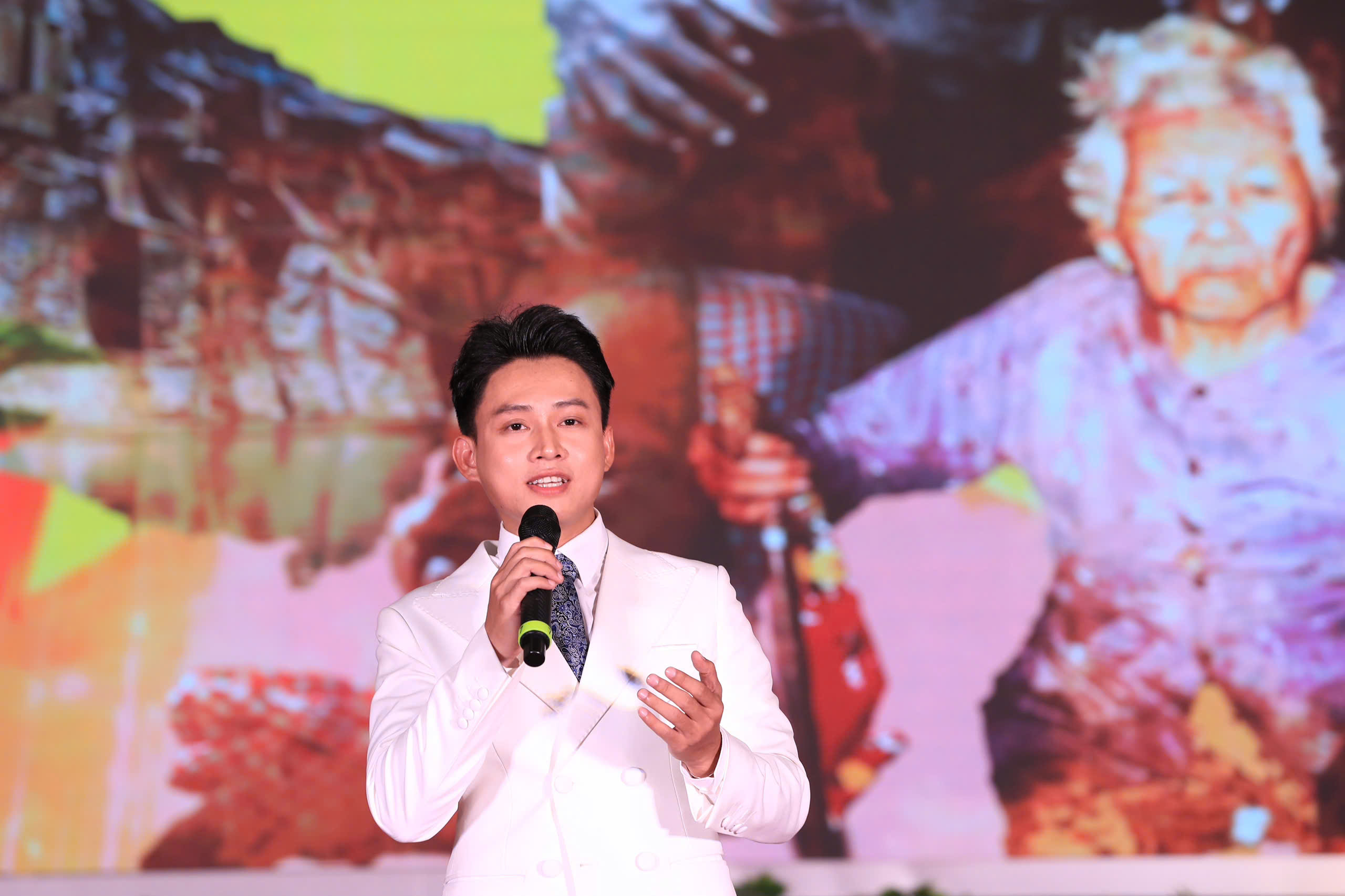 Gala nghệ thuật &ldquo;Đất nước vươn m&igrave;nh&rdquo;: H&ograve;a &acirc;m của những giai điệu tự h&agrave;o v&agrave; t&igrave;nh y&ecirc;u Tổ quốc - Ảnh 13.