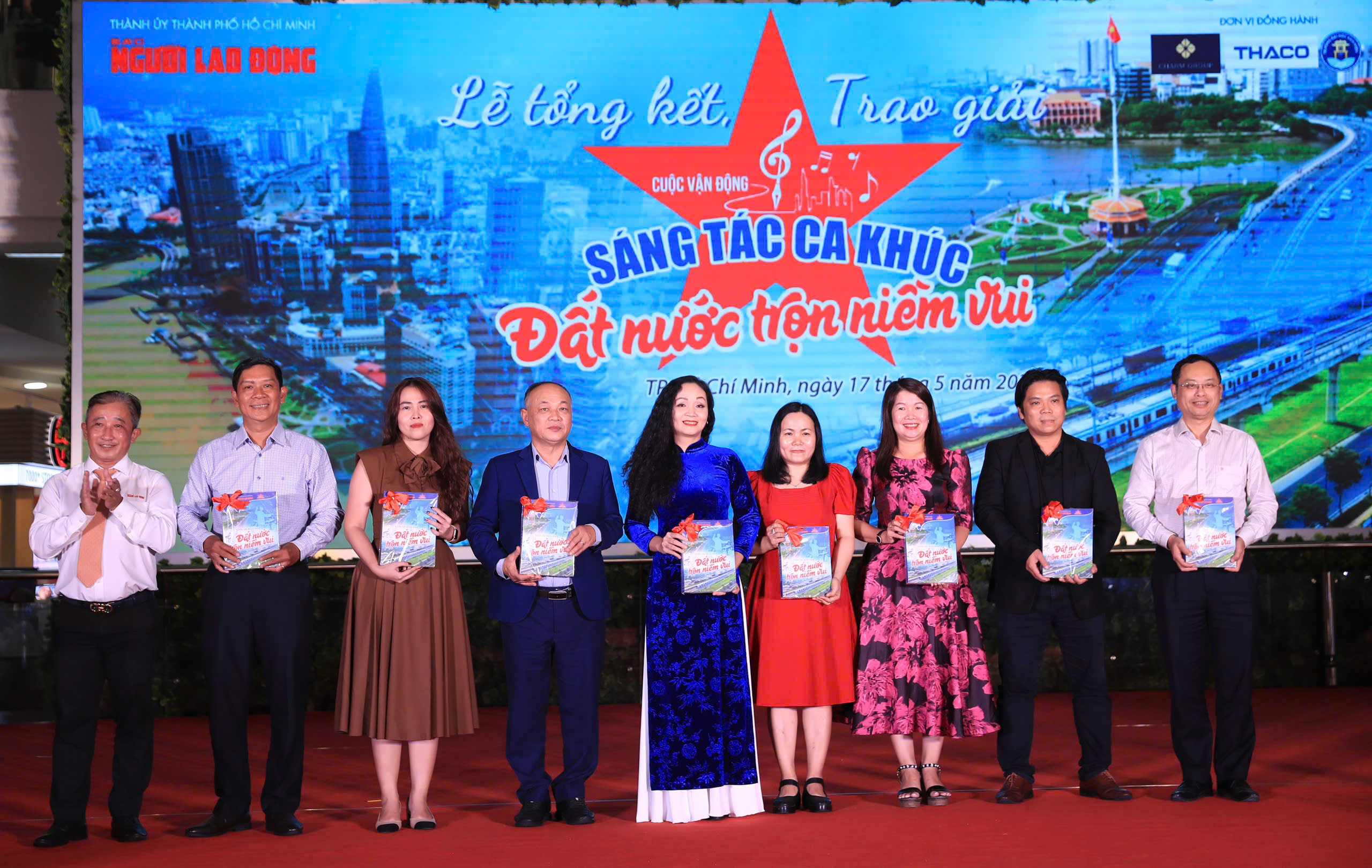 Gala nghệ thuật &ldquo;Đất nước vươn m&igrave;nh&rdquo;: H&ograve;a &acirc;m của những giai điệu tự h&agrave;o v&agrave; t&igrave;nh y&ecirc;u Tổ quốc - Ảnh 21.