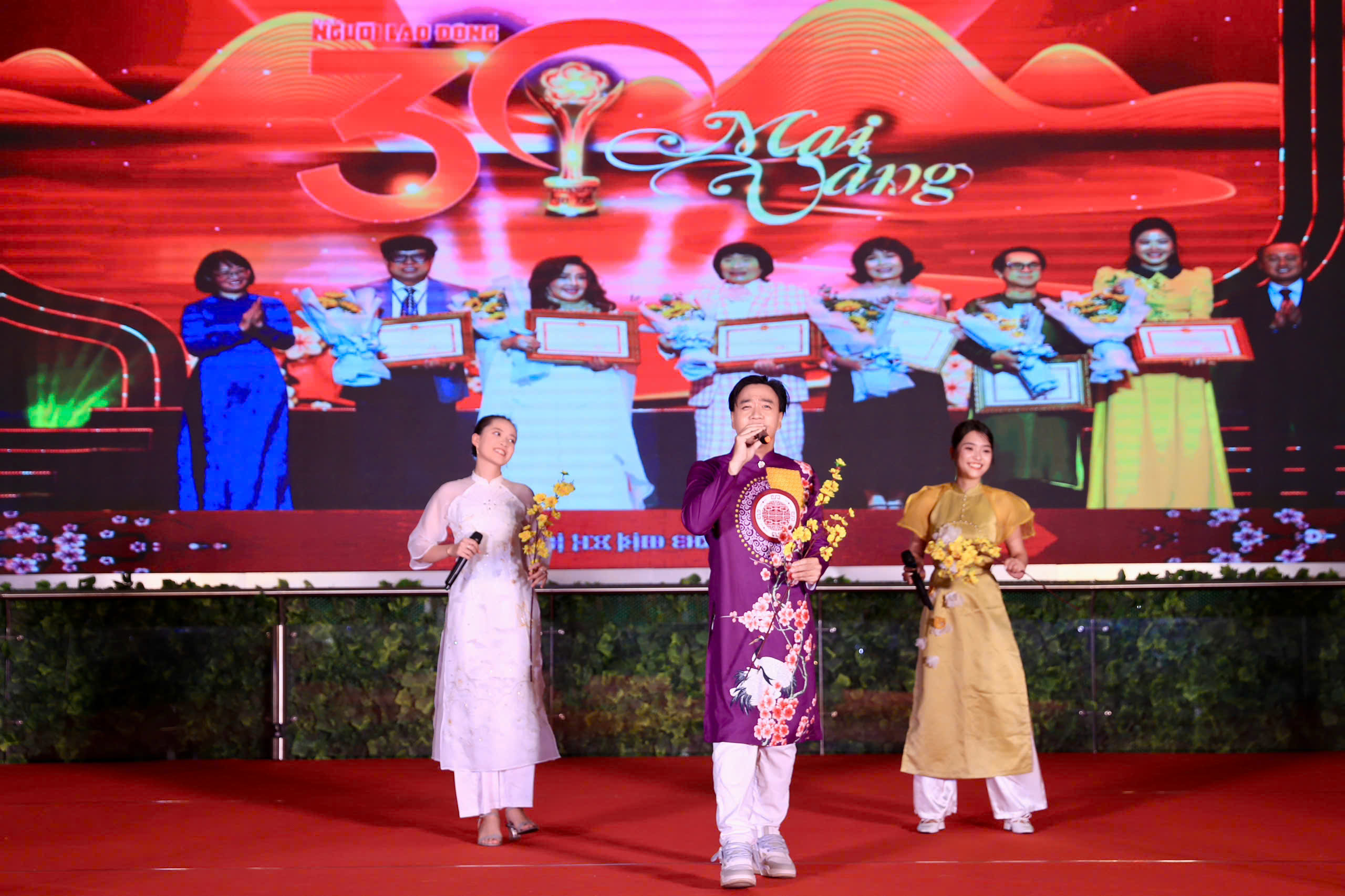 Gala nghệ thuật &ldquo;Đất nước vươn m&igrave;nh&rdquo;: H&ograve;a &acirc;m của những giai điệu tự h&agrave;o v&agrave; t&igrave;nh y&ecirc;u Tổ quốc - Ảnh 26.