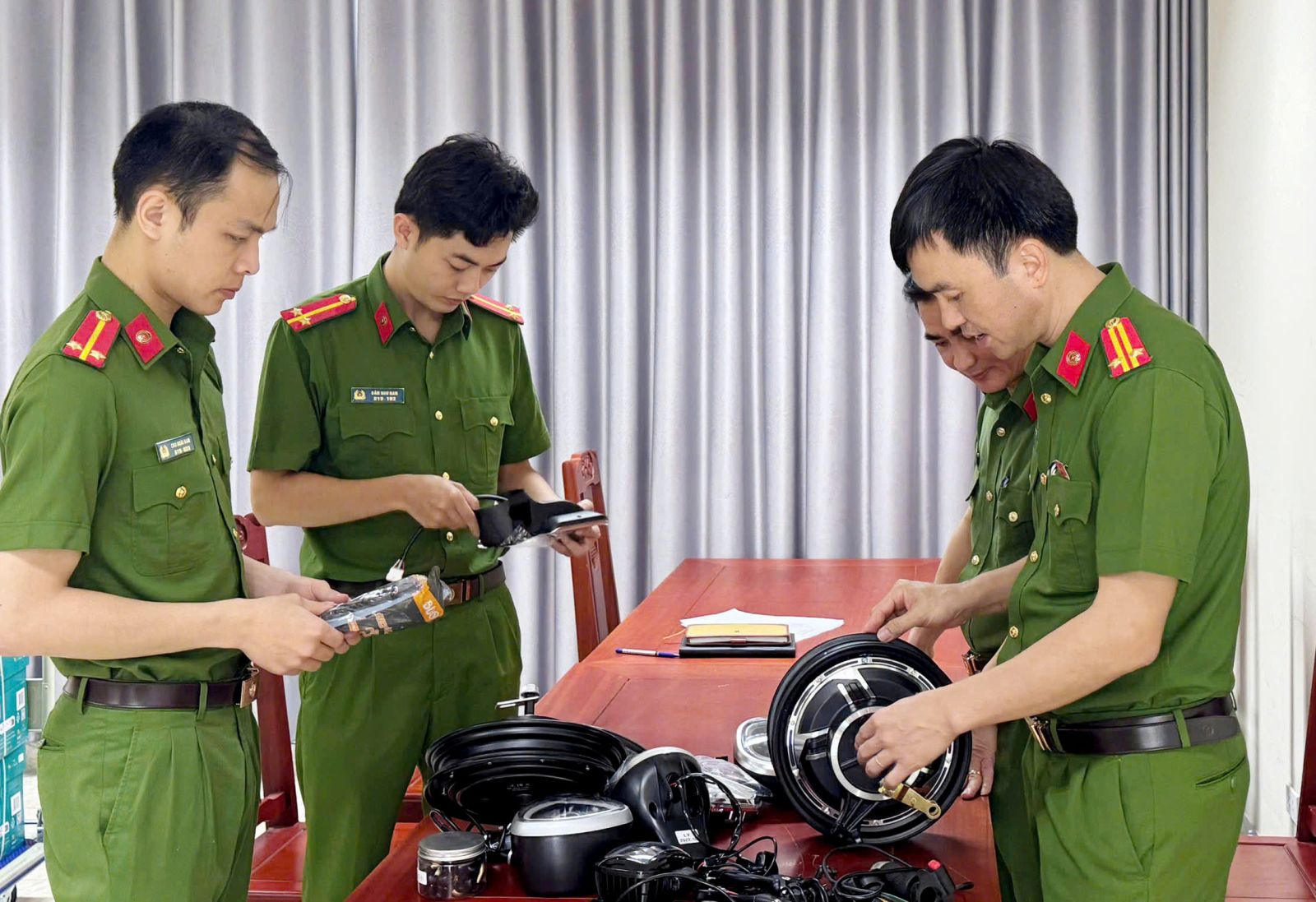 Phá 2 đường dây buôn lậu bình ắc quy, phụ tùng xe điện hàng trăm tỉ đồng từ Trung Quốc- Ảnh 2.