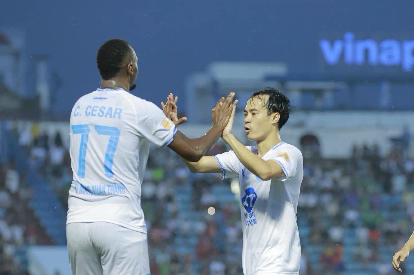 Nam Định thắng đậm HAGL, tiến gần "ng&ocirc;i vương" V-League 2024-2025 - Ảnh 6.