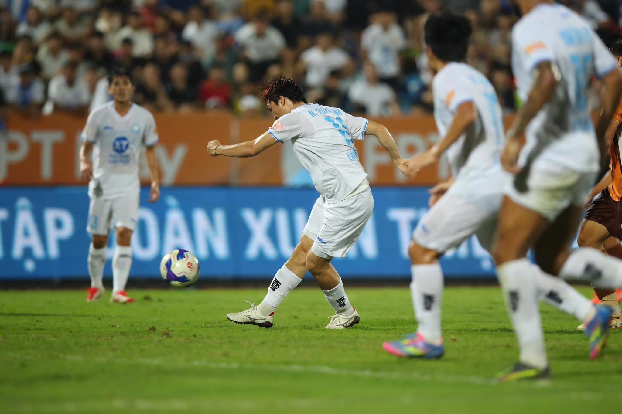 Nam Định thắng đậm HAGL, tiến gần "ng&ocirc;i vương" V-League 2024-2025 - Ảnh 7.