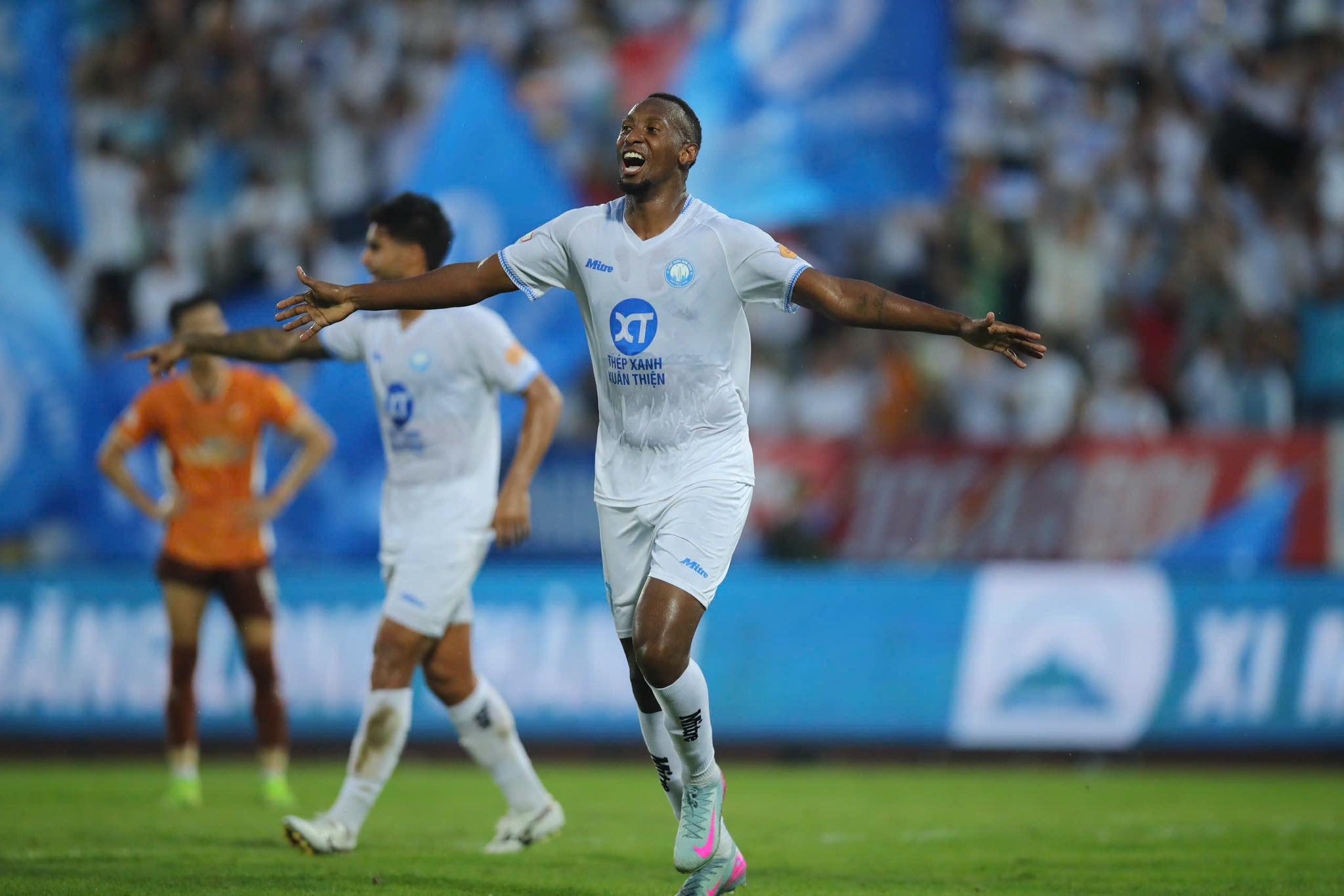 Nam Định thắng đậm HAGL, tiến gần "ng&ocirc;i vương" V-League 2024-2025 - Ảnh 3.