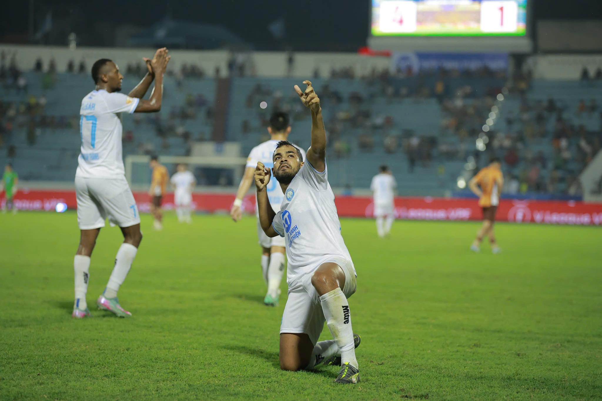Nam Định thắng đậm HAGL, tiến gần "ng&ocirc;i vương" V-League 2024-2025 - Ảnh 2.