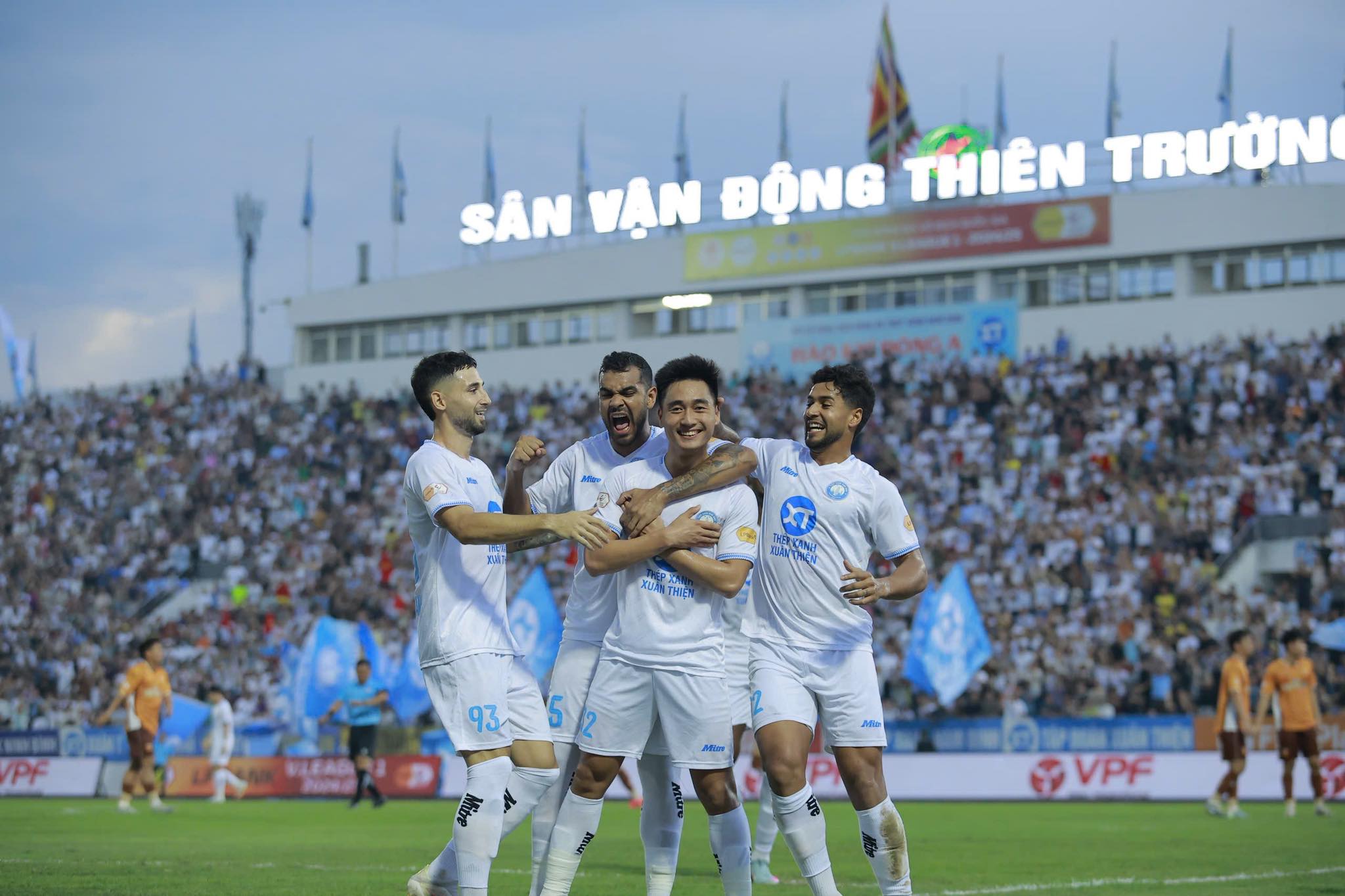 Nam Định thắng đậm HAGL, tiến gần "ng&ocirc;i vương" V-League 2024-2025 - Ảnh 1.