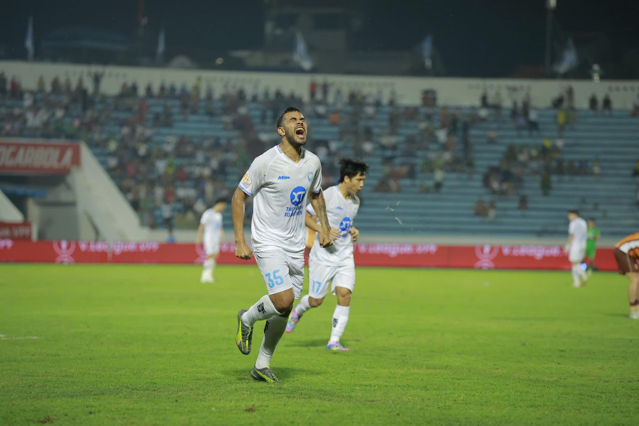 Nam Định thắng đậm HAGL, tiến gần "ng&ocirc;i vương" V-League 2024-2025 - Ảnh 4.