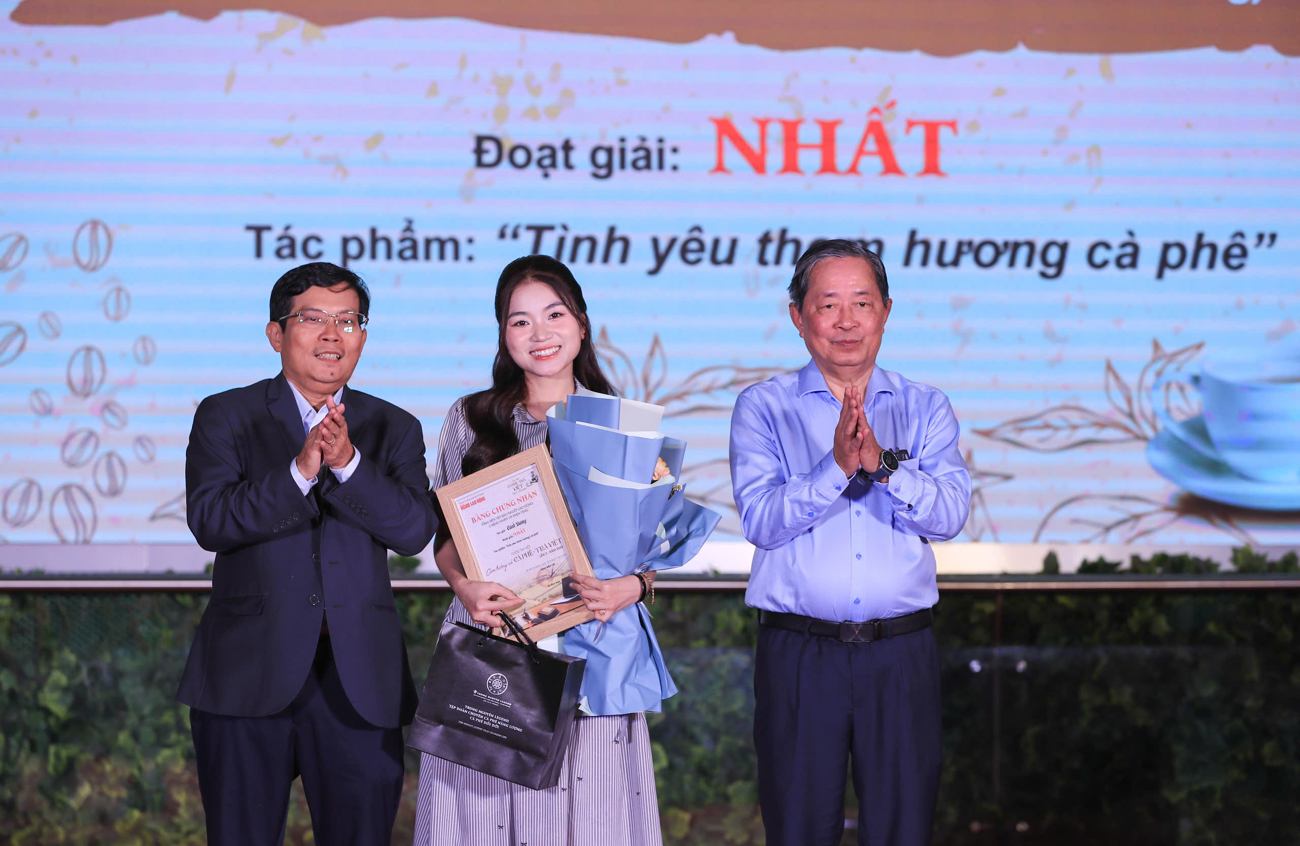 Viết nên những giá trị không thể đong đếm của trà, cà phê - Ảnh 1.