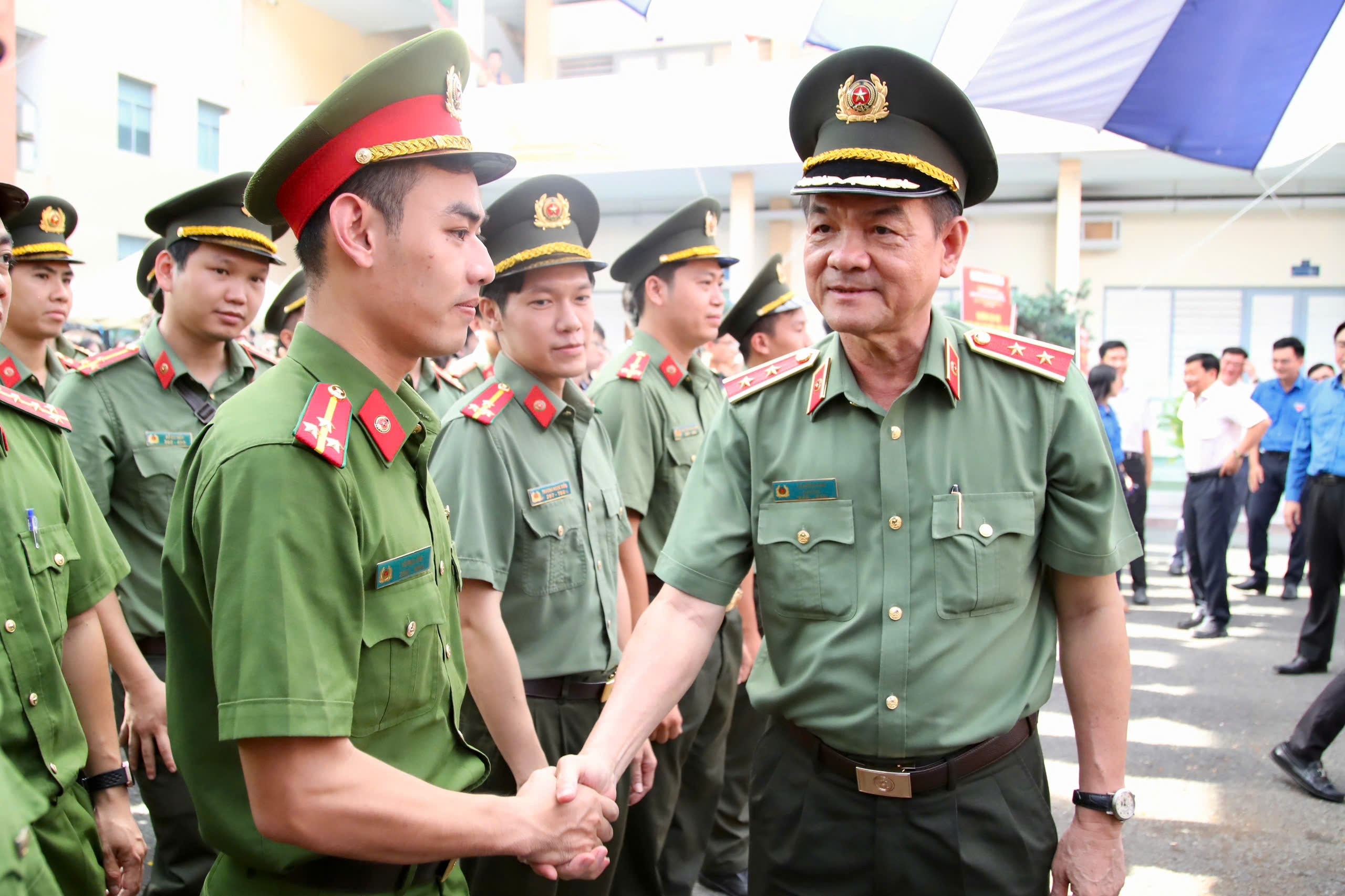 C&ocirc;ng an TP HCM quyết t&acirc;m triệt quảng c&aacute;o bẩn, n&uacute;p b&oacute;ng- Ảnh 2.
