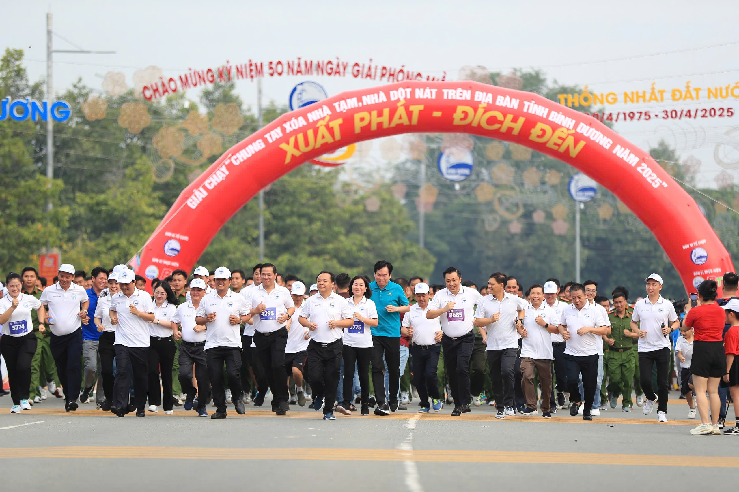 Hơn 10.000 VĐV tham gia Giải việt d&atilde; "Chung tay x&oacute;a nh&agrave; tạm, nh&agrave; dột n&aacute;t" tỉnh B&igrave;nh Dương- Ảnh 1.