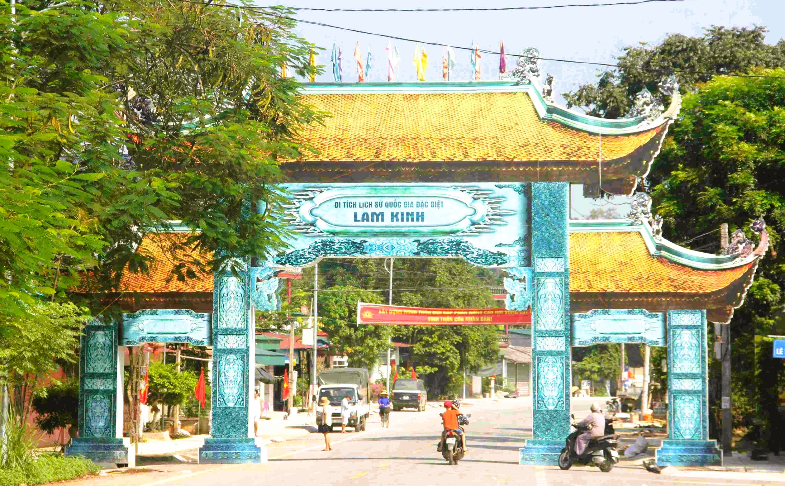 Cổng chào vào khu di tích Lam Kinh bị mưa giông quật đổ- Ảnh 2.