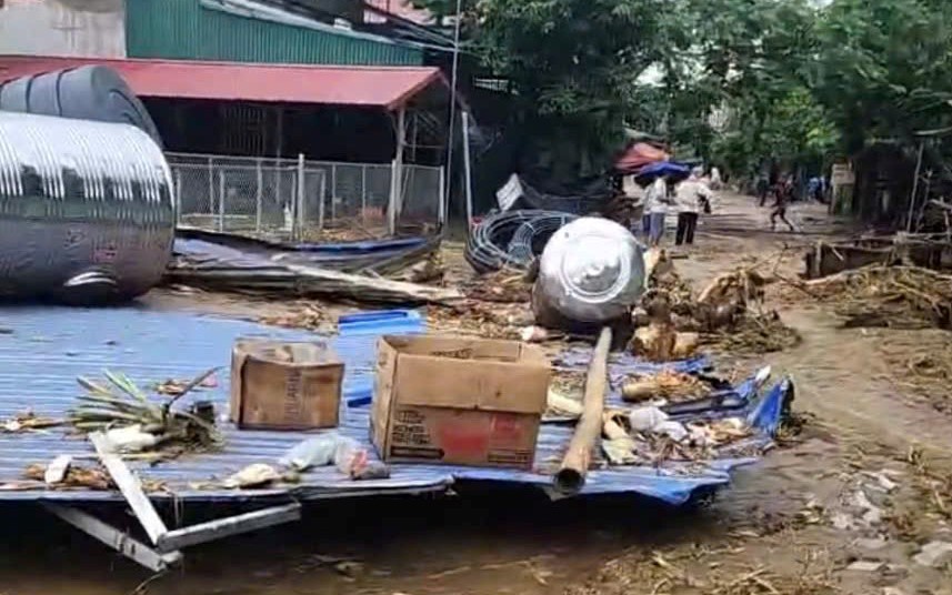 VIDEO: Lũ quét bất ngờ trong đêm làm nhiều người chết và mất tích