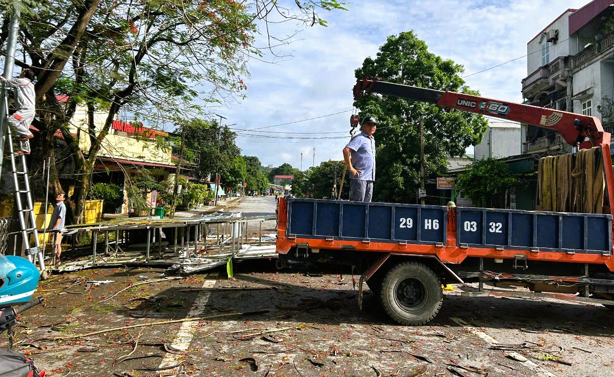 Cổng chào vào khu di tích Lam Kinh bị mưa giông quật đổ- Ảnh 1.