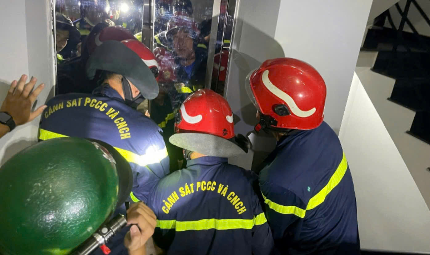 Cô gái 19 tuổi ở TP HCM bị kẹt trong thang máy lúc nửa đêm- Ảnh 1.