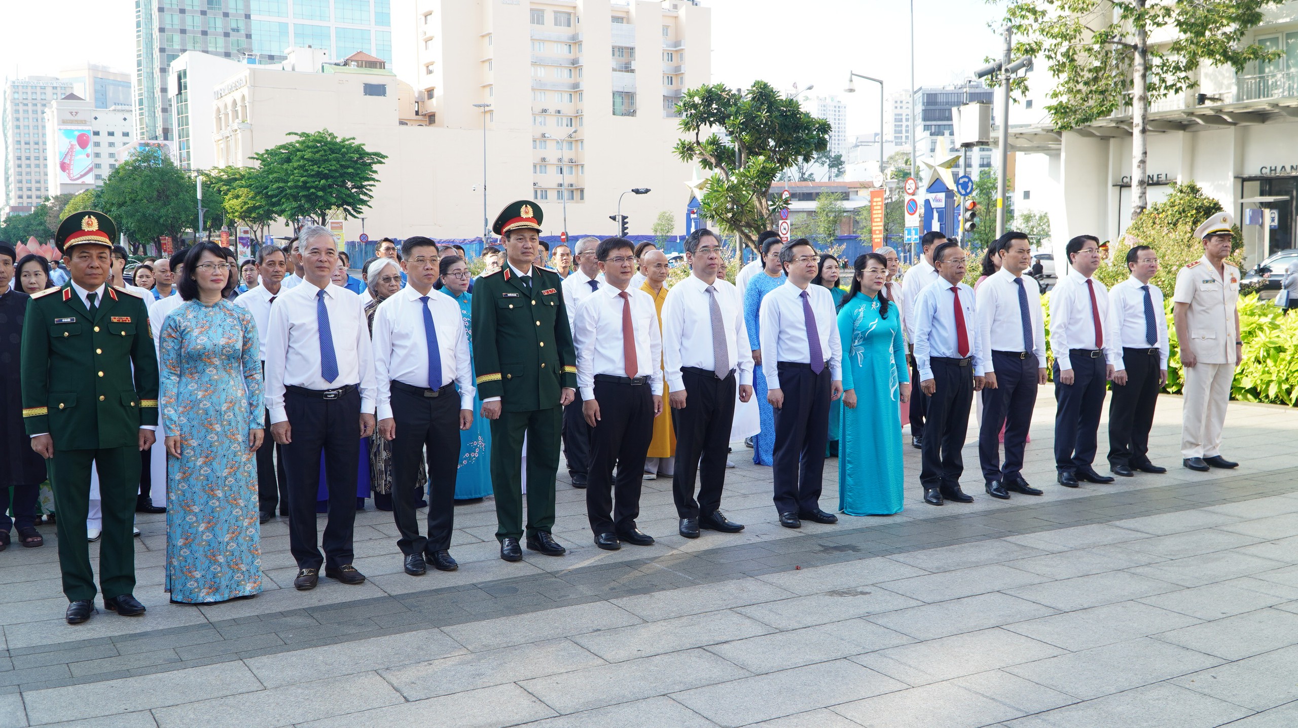 L&atilde;nh đạo TP HCM d&acirc;ng hoa tưởng niệm Chủ tịch Hồ Ch&iacute; Minh- Ảnh 1.