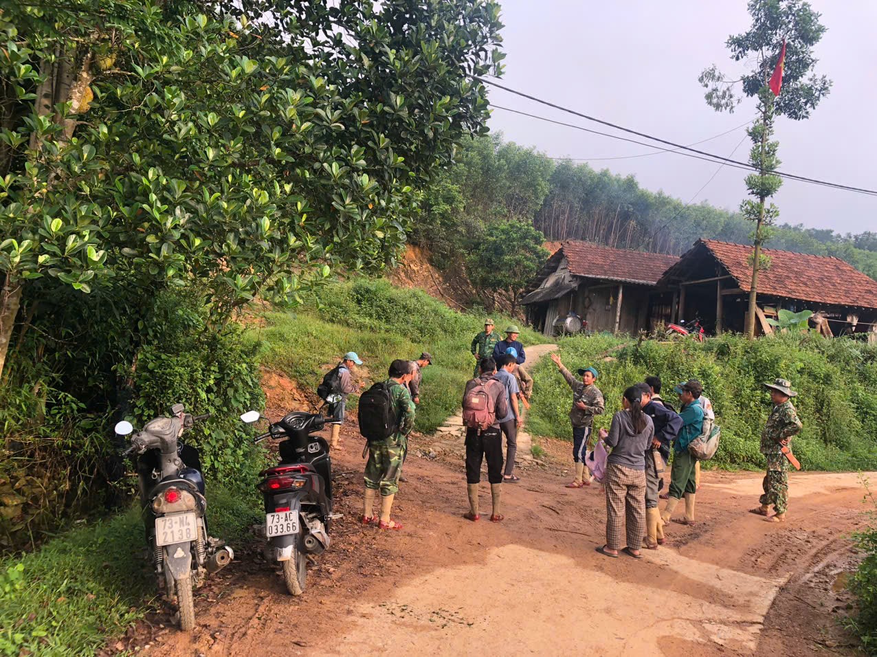 Huy động 60 người v&agrave;o rừng t&igrave;m kiếm người đ&agrave;n &ocirc;ng mất t&iacute;ch b&iacute; ẩn ở Quảng B&igrave;nh- Ảnh 1.