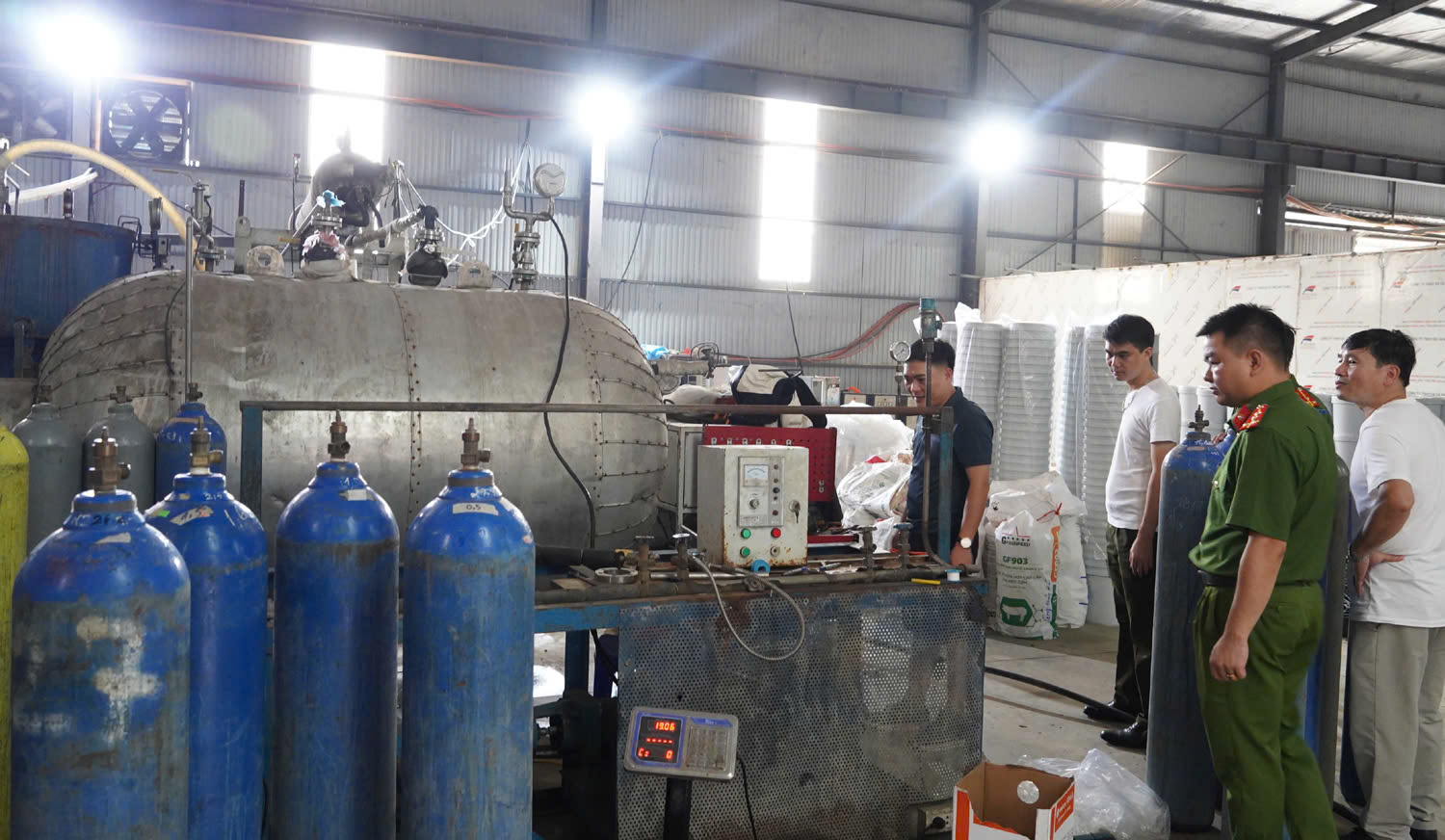 Triệt phá đường dây sản xuất, mua bán khí cười cực lớn - Ảnh 1.