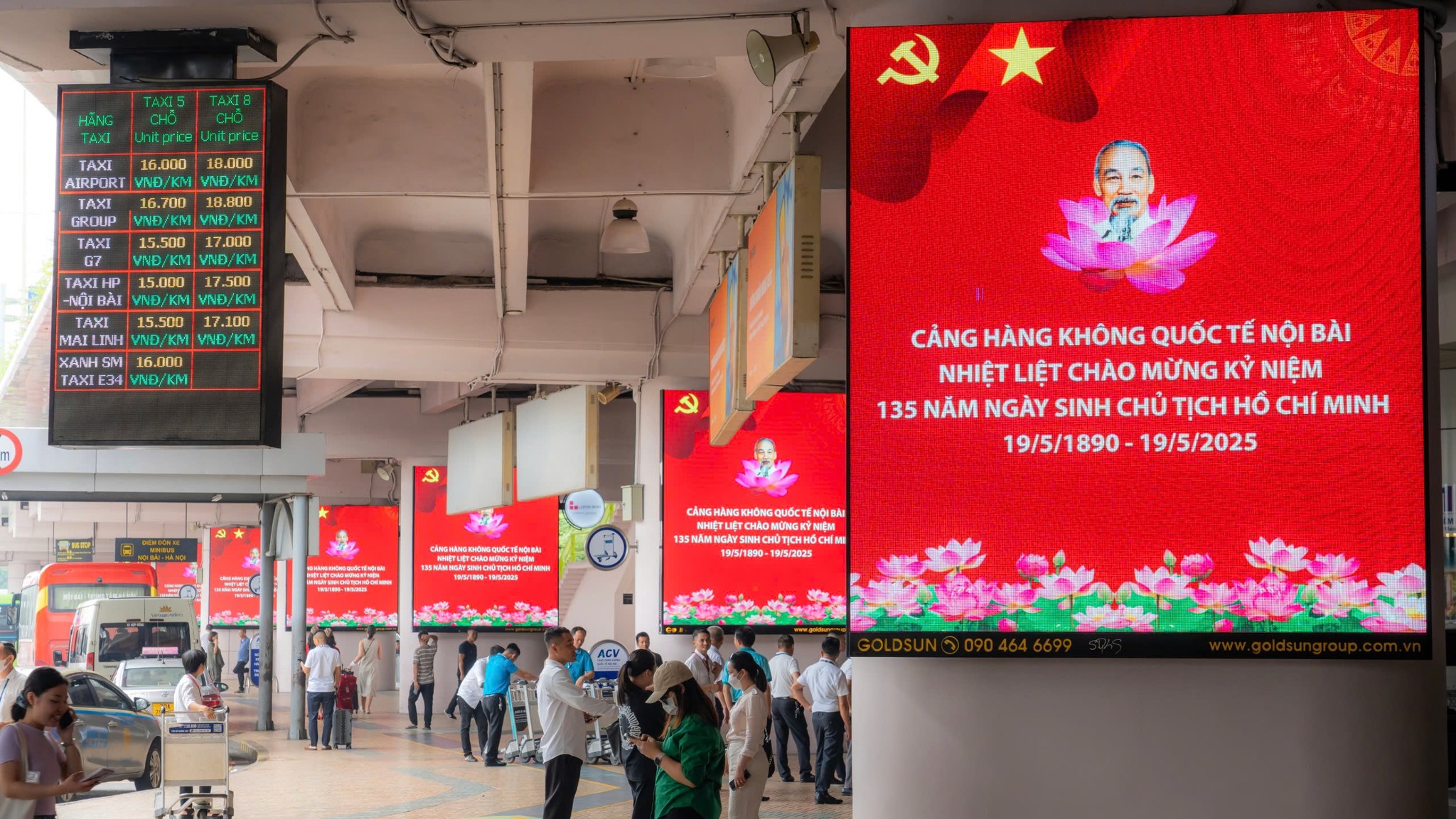 H&igrave;nh ảnh B&aacute;c Hồ tr&agrave;n ngập tại s&acirc;n bay Nội B&agrave;i - Ảnh 2.