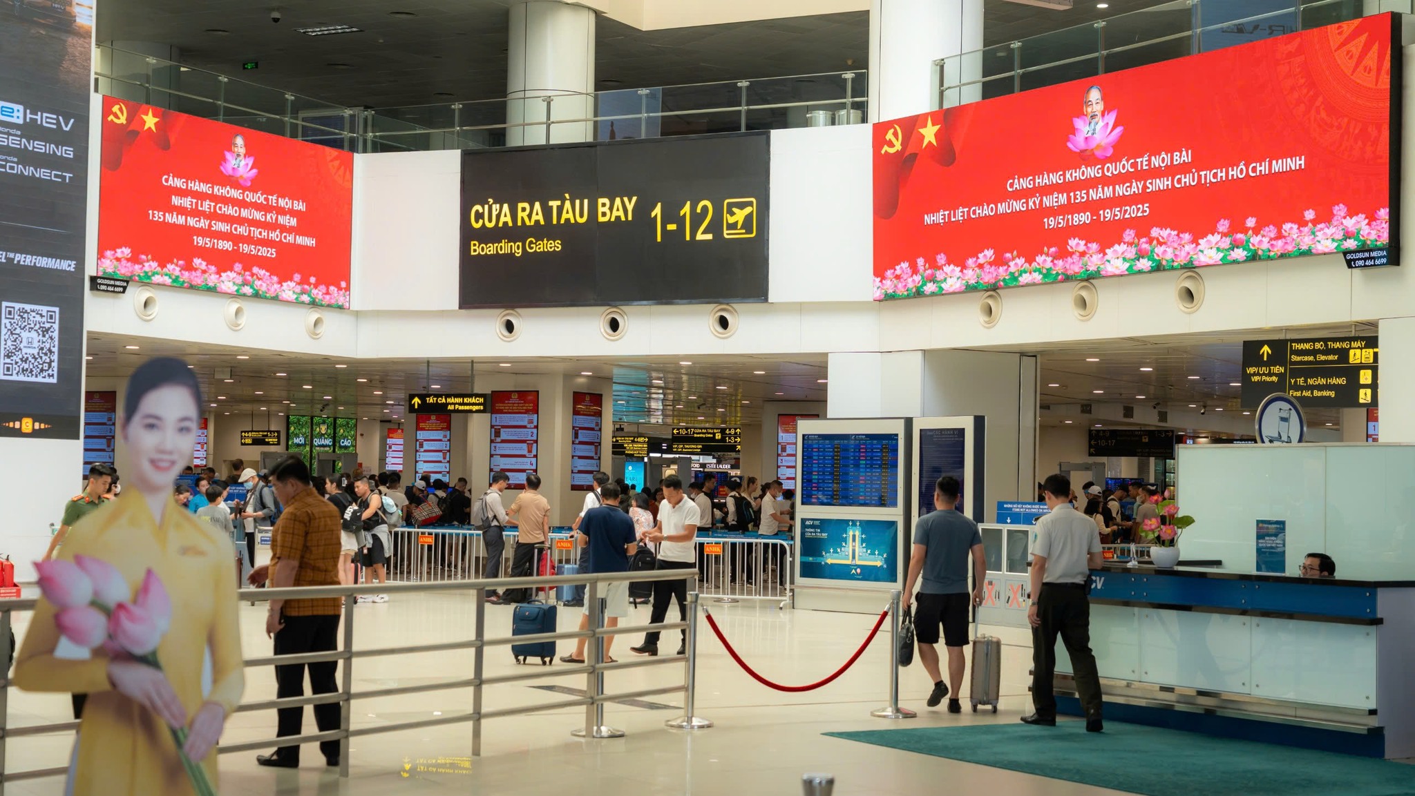 H&igrave;nh ảnh B&aacute;c Hồ tr&agrave;n ngập tại s&acirc;n bay Nội B&agrave;i - Ảnh 3.