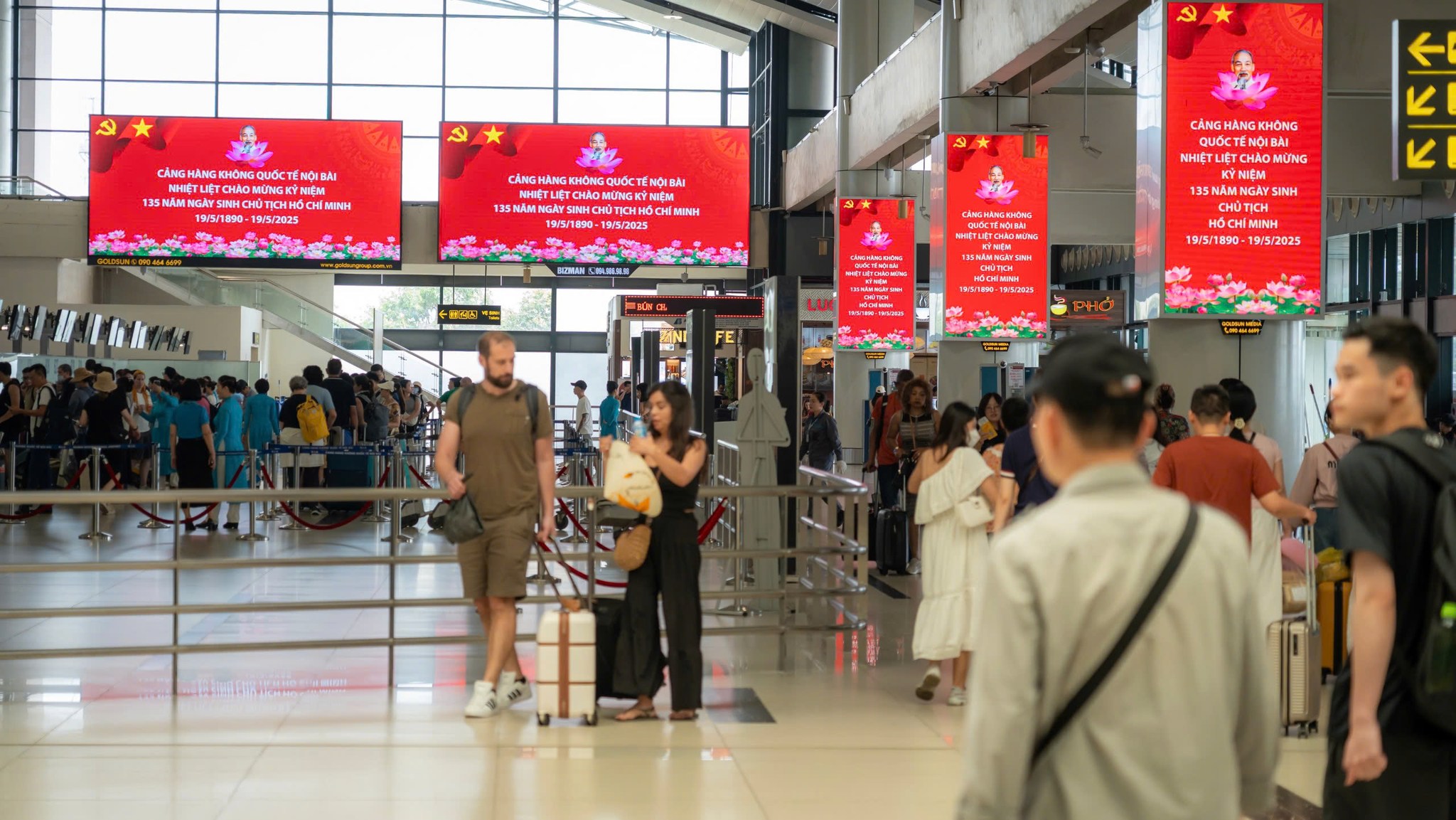 H&igrave;nh ảnh B&aacute;c Hồ tr&agrave;n ngập tại s&acirc;n bay Nội B&agrave;i - Ảnh 5.
