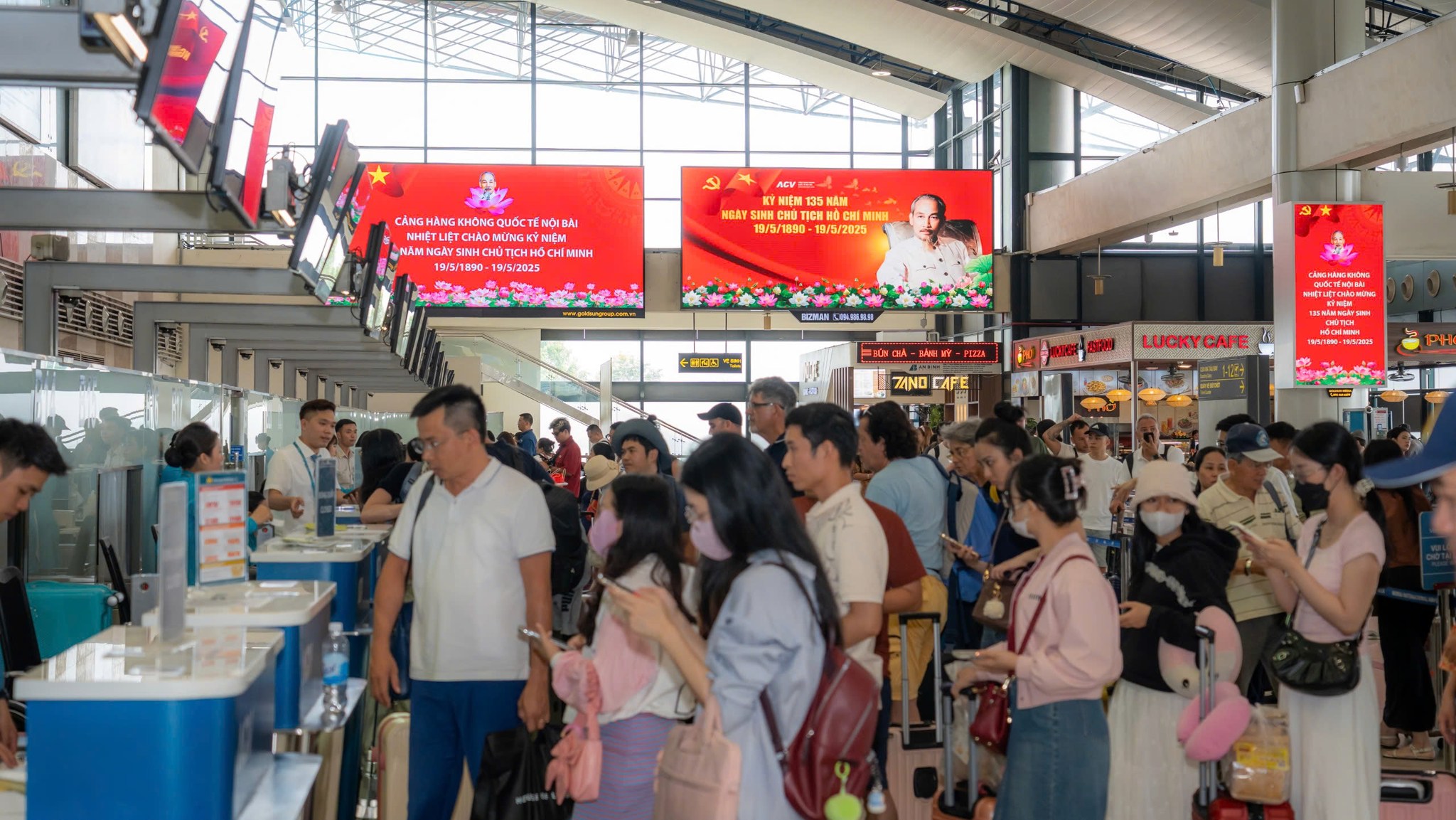 H&igrave;nh ảnh B&aacute;c Hồ tr&agrave;n ngập tại s&acirc;n bay Nội B&agrave;i - Ảnh 6.