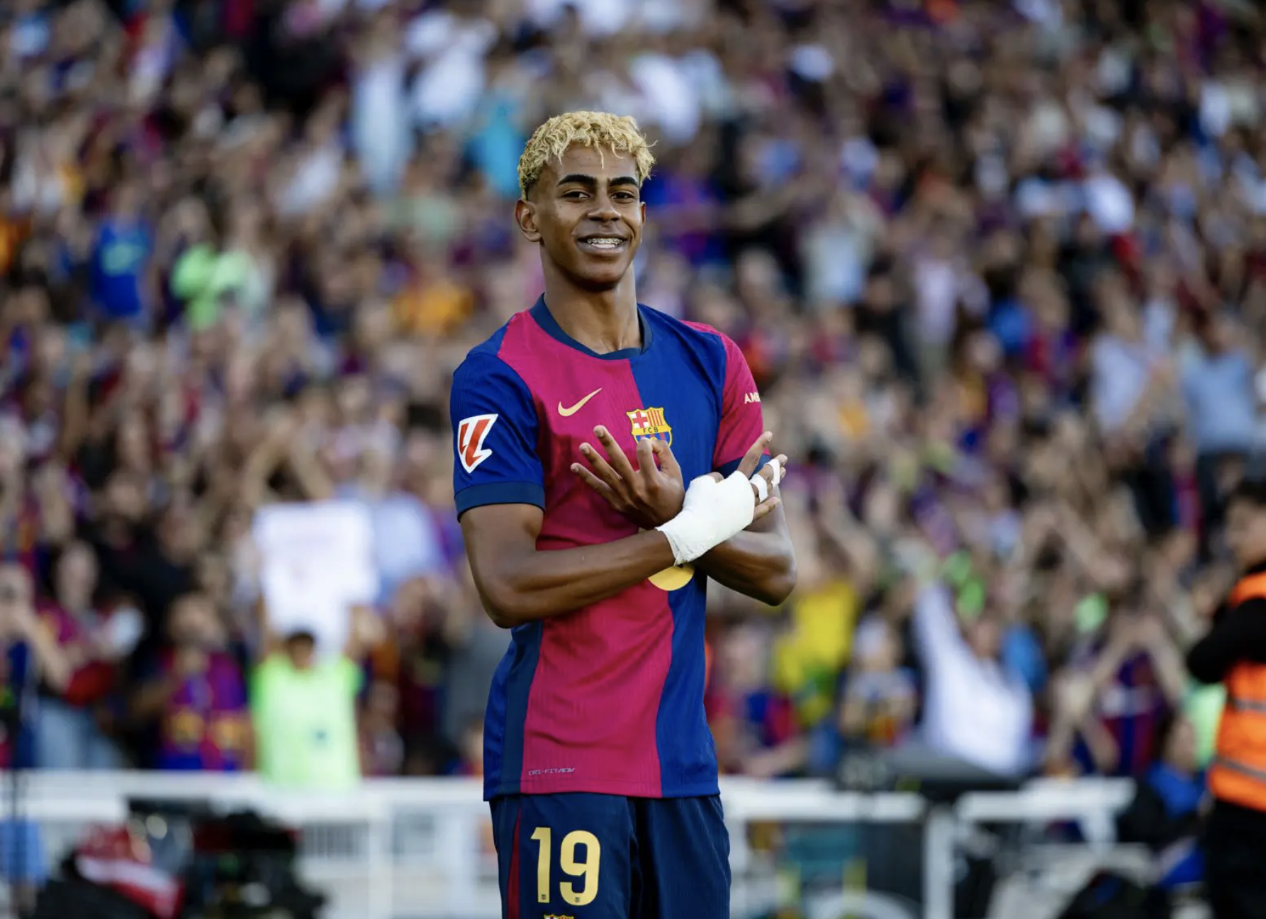 Lamine Yamal k&yacute; hợp đồng 6 năm với Barcelona, ph&iacute; giải ph&oacute;ng 1 tỉ euro - Ảnh 1.