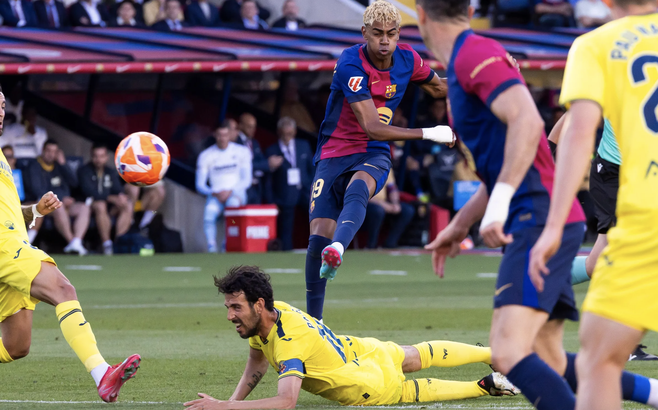 Barcelona thua trận cầu 5 bàn, mừng công ba cúp vô địch - Ảnh 2.