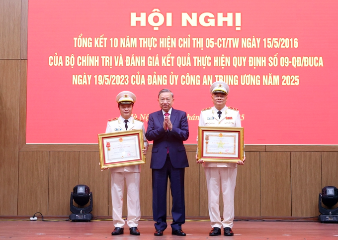 Trung tướng Tô Ân Xô, Trợ lý Tổng Bí thư, được tặng Huân chương Quân công hạng Ba- Ảnh 1.