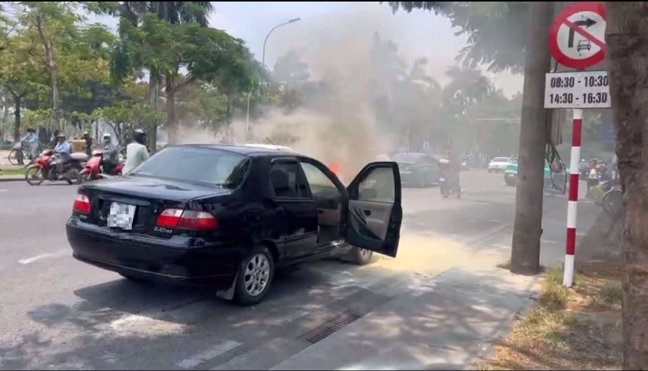 &Ocirc; t&ocirc; bốc ch&aacute;y ng&ugrave;n ngụt giữa phố, hai vợ chồng tung cửa bỏ chạy - Ảnh 1.