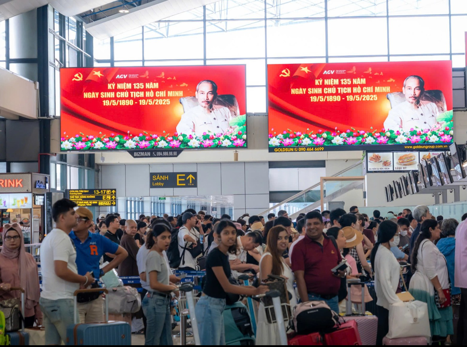 H&igrave;nh ảnh B&aacute;c Hồ tr&agrave;n ngập tại s&acirc;n bay Nội B&agrave;i - Ảnh 1.