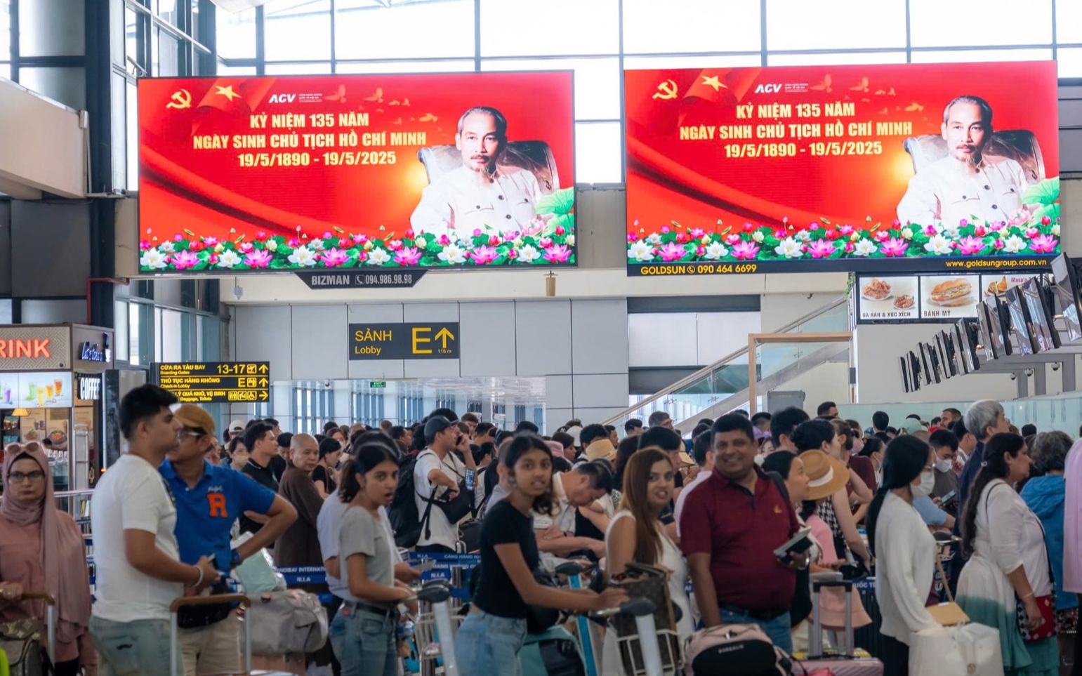 Trang trọng hình ảnh Bác Hồ tại sân bay quốc tế Nội Bài ngày 19-5