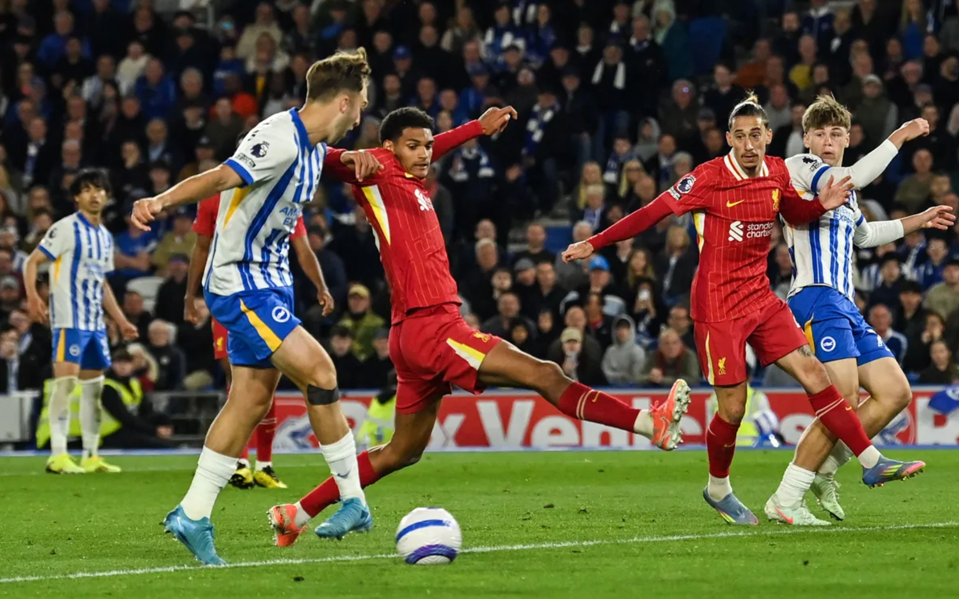 Tân vương Liverpool tiếp tục gục ngã, Brighton mơ vé châu Âu
