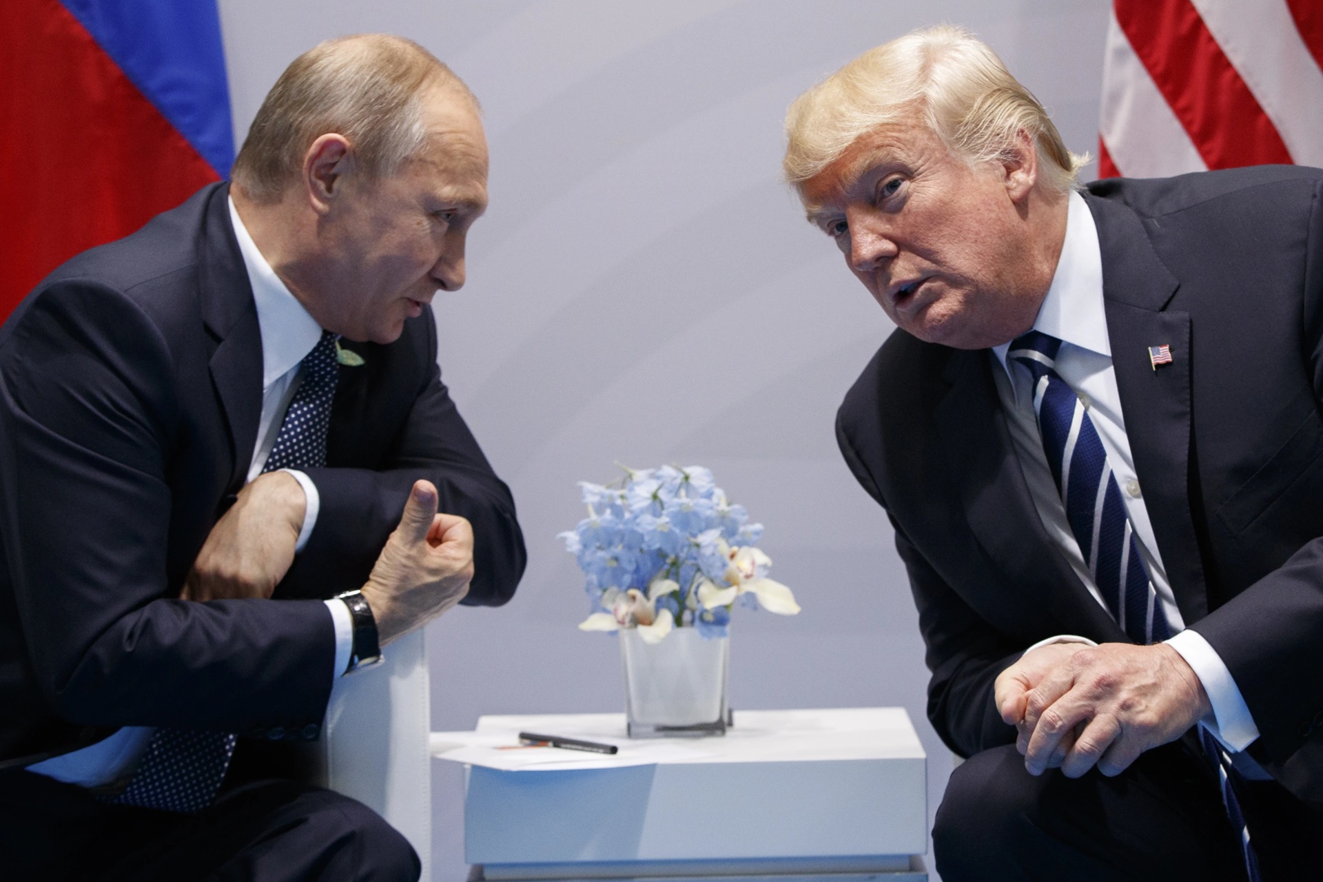 Tổng thống Donald Trump v&agrave; Tổng thống Vladimir Putin sẽ điện đ&agrave;m h&ocirc;m nay - Ảnh 1.