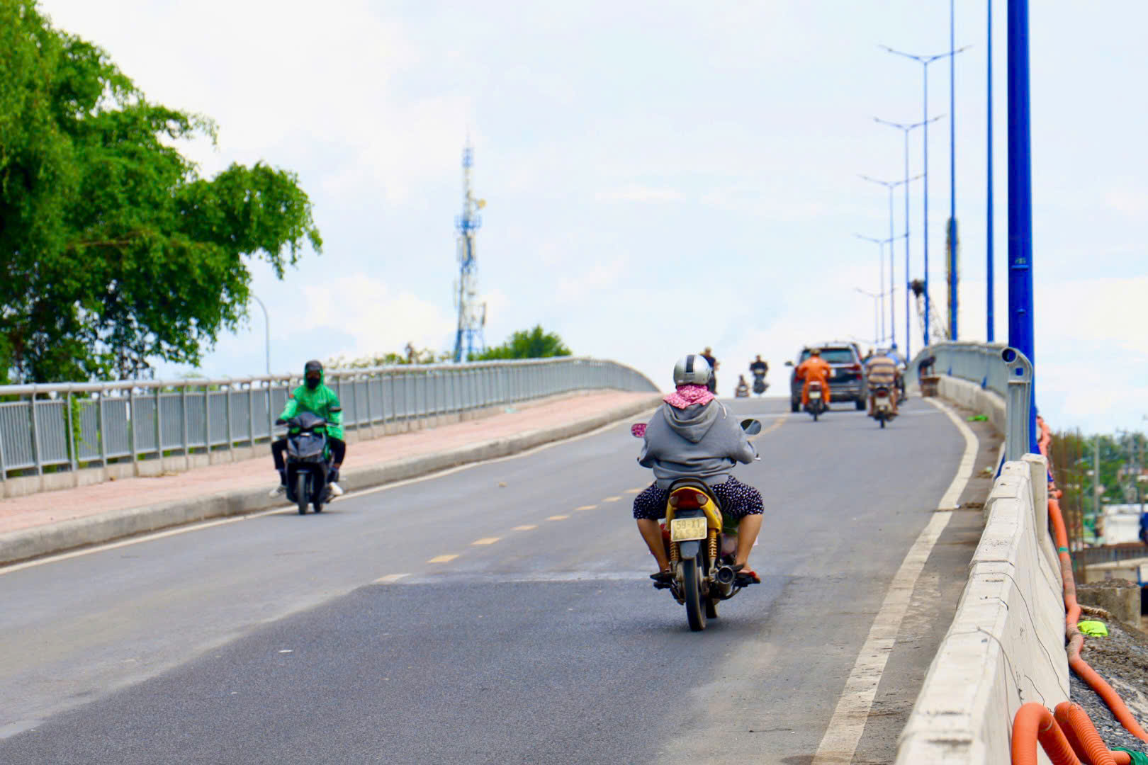 Chưa đầy 70 ngày, cầu Tăng Long đã phải sửa chữa - Ảnh 2.
